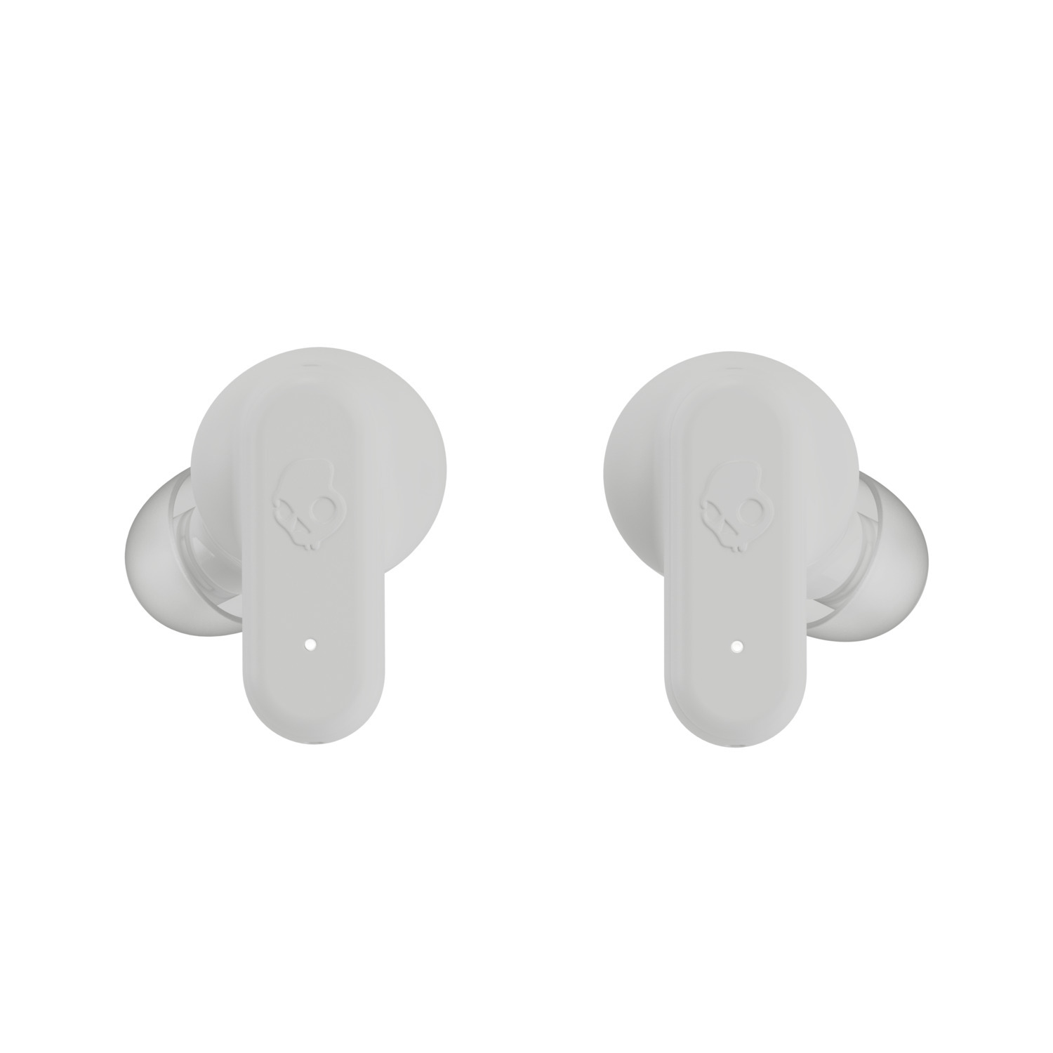 Twee witte Skullcandy oordopjes, elk met een logo aan de voorkant, close-up shot.