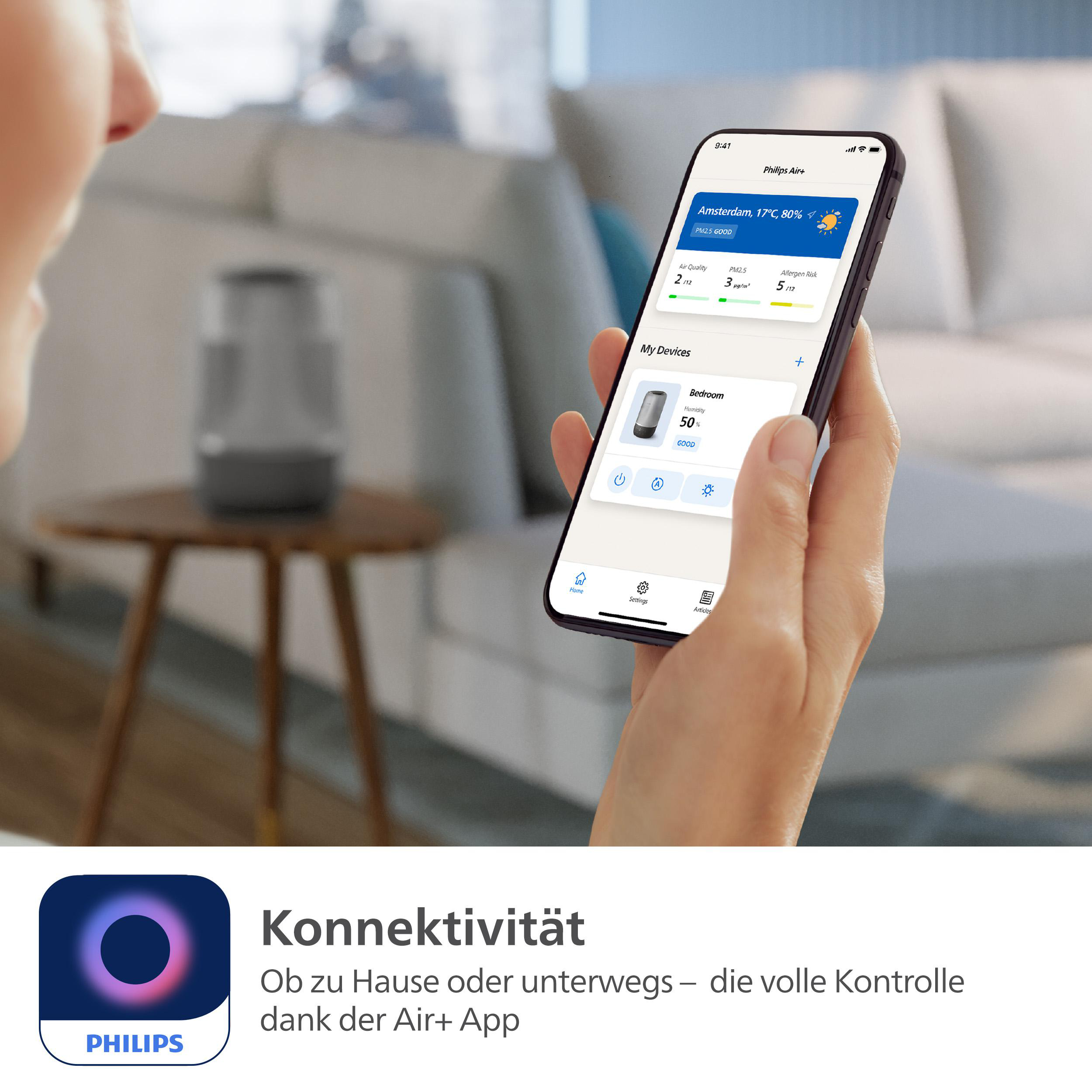 Eine Frau hält ein Telefon, das die Philips Air+ App-Oberfläche anzeigt. Die App zeigt Luftqualitätsdaten.