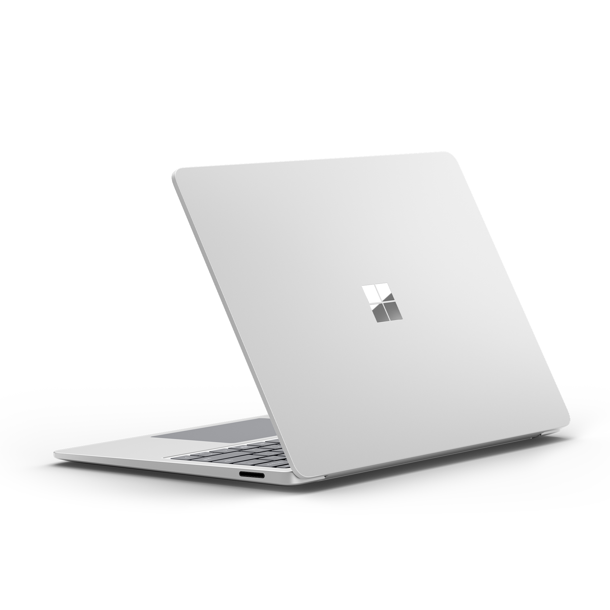 Ein weißer Laptop mit dem Microsoft-Logo auf der Rückseite ist leicht angewinkelt und zeigt die Rückseite des Bildschirms.