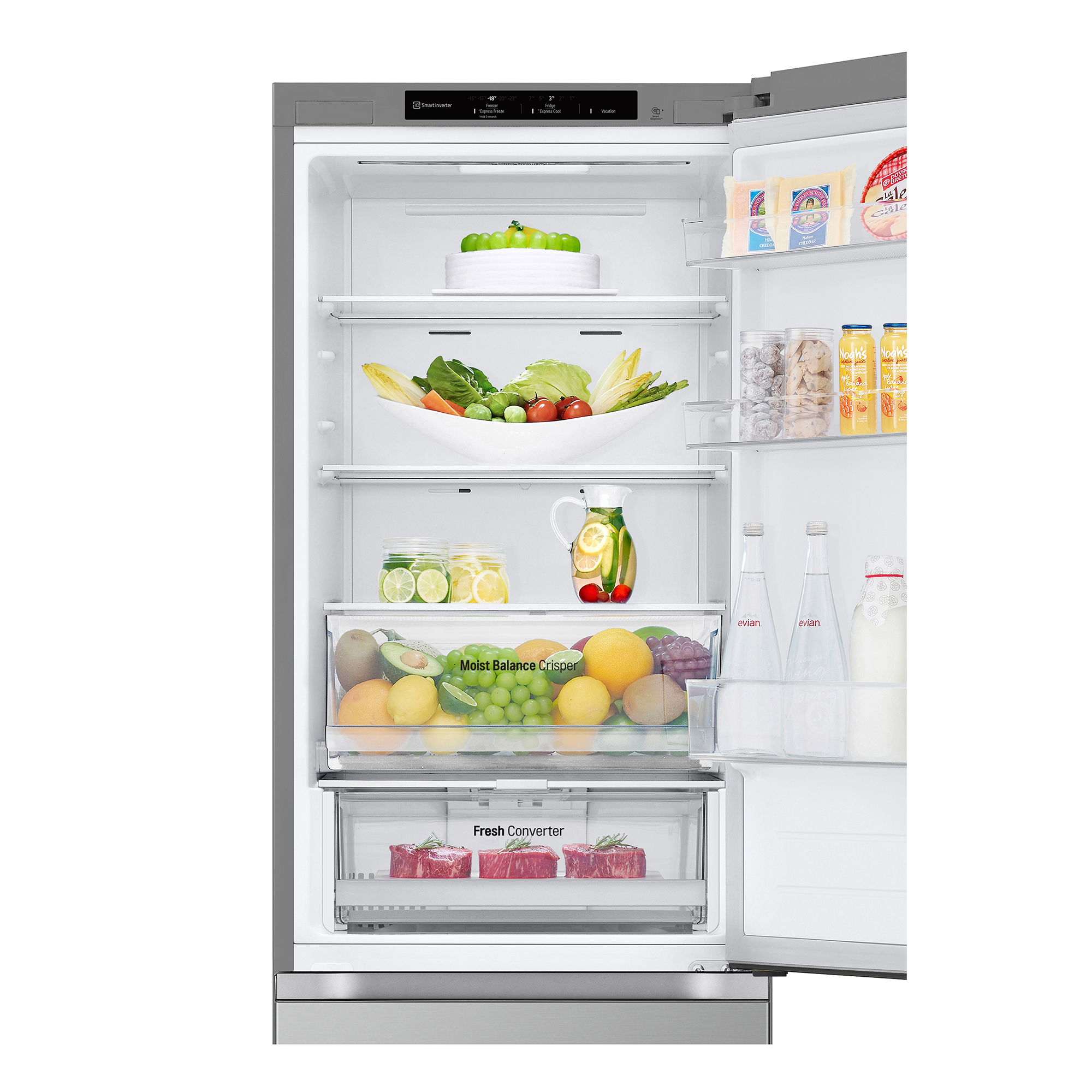 Interior de un refrigerador. Verduras, frutas y bebidas están cuidadosamente organizadas en estantes. La puerta está abierta.