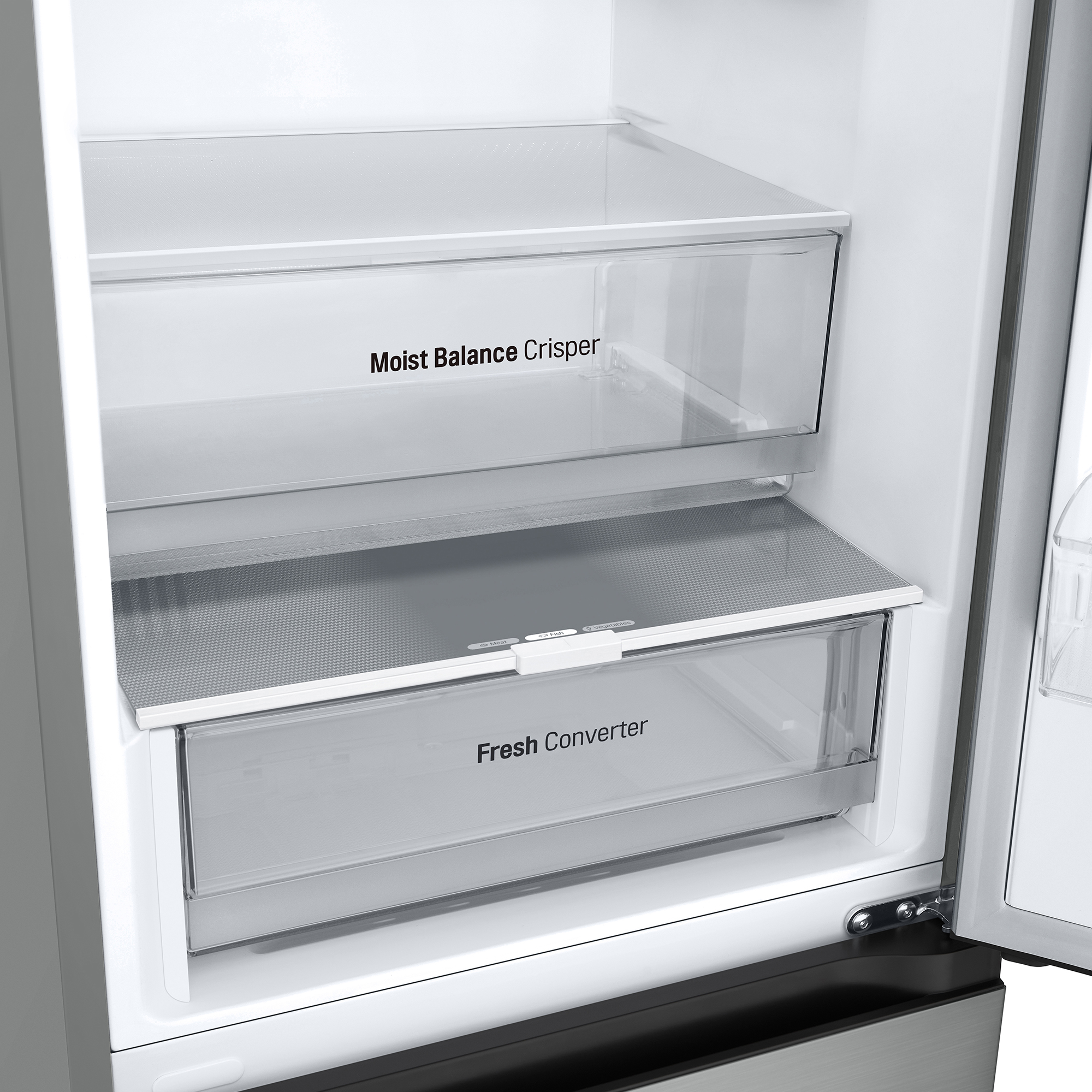 Primer plano de cajones del refrigerador con las etiquetas 'Moist Balance Crisper' y 'Fresh Converter'.
