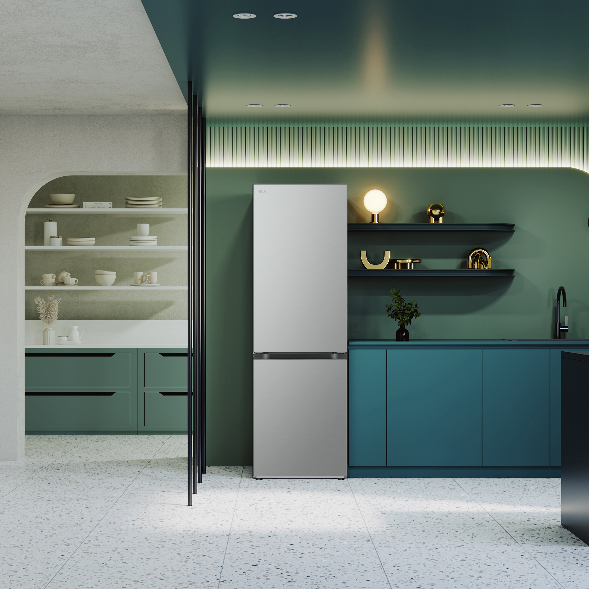 Refrigerador plateado en una cocina turquesa con suelo de terrazo blanco, diseño moderno.