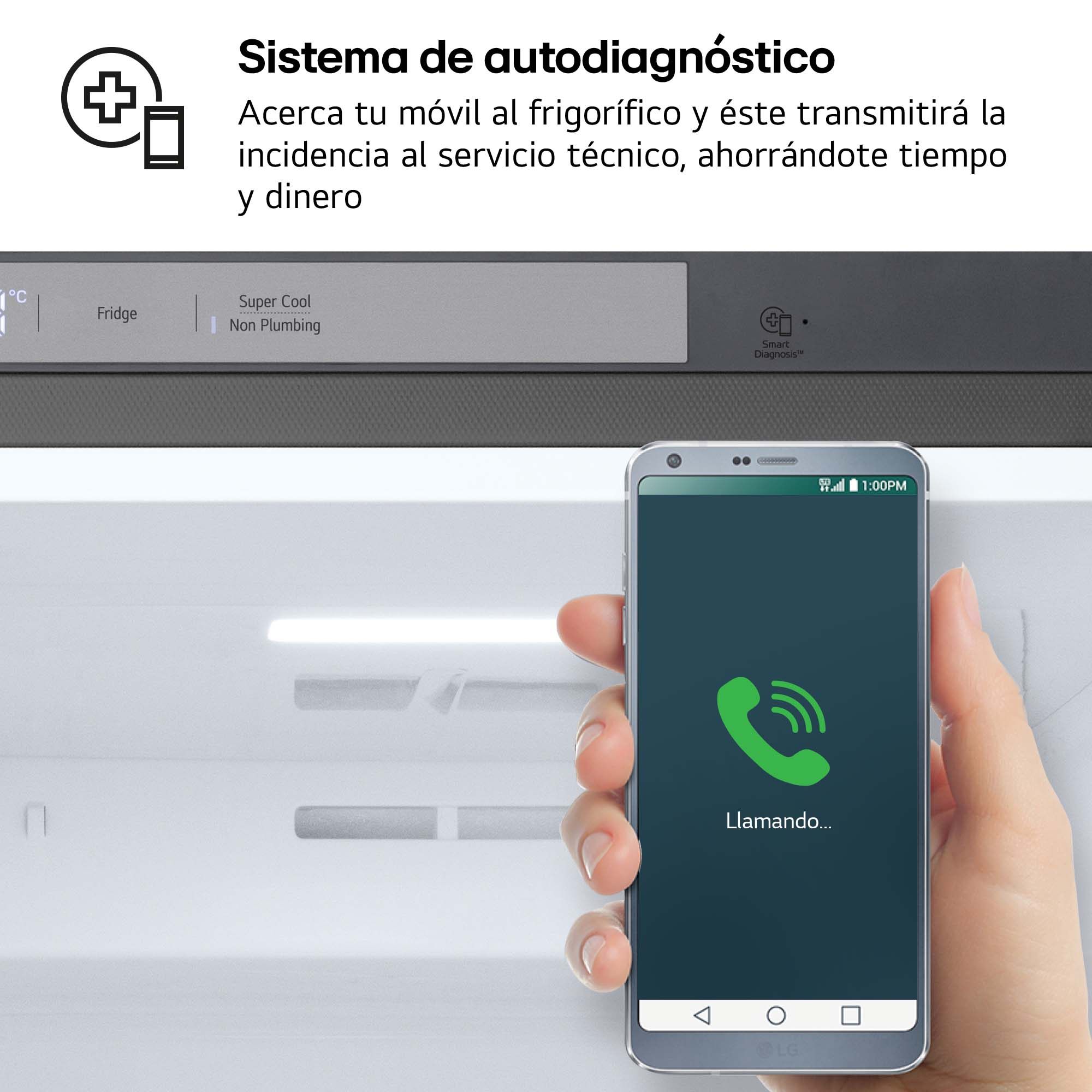 Mano con teléfono llamando, frigorífico al fondo.