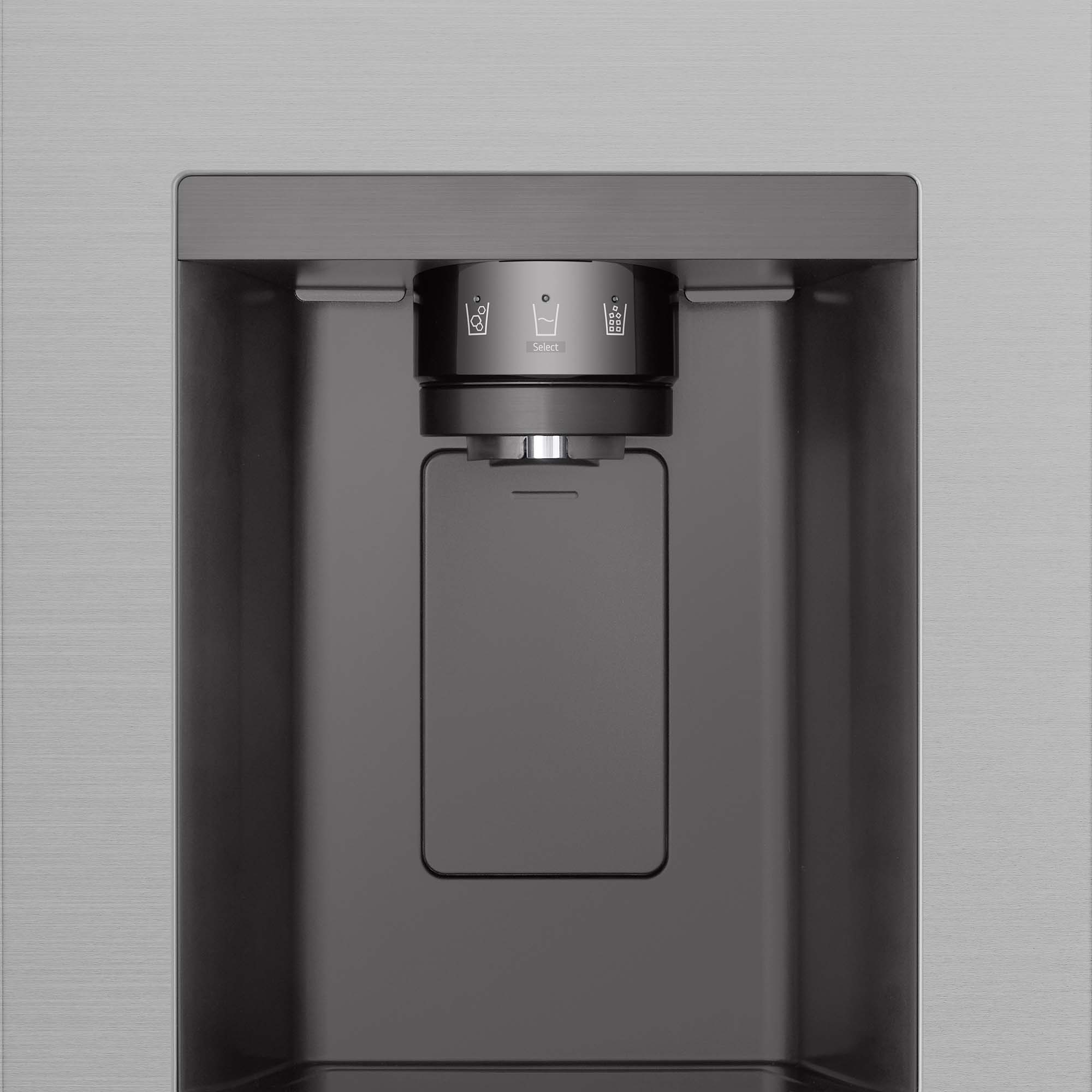 Primer plano de un dispensador de agua de refrigerador de acero inoxidable.