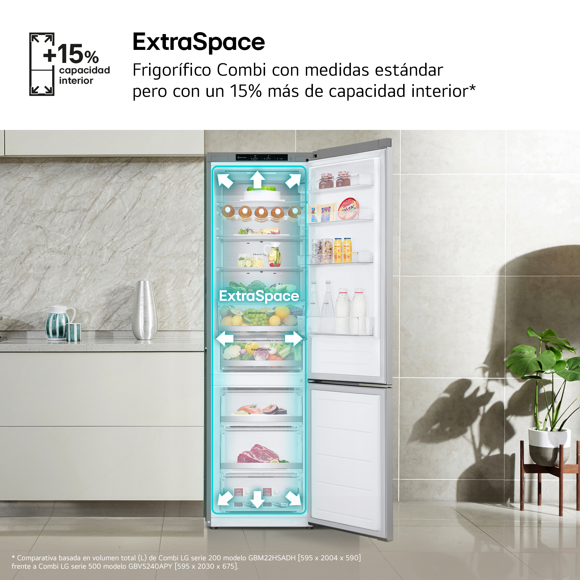 Un refrigerador con la puerta abierta, que muestra alimentos organizados y espacio adicional, con un fondo de cocina.