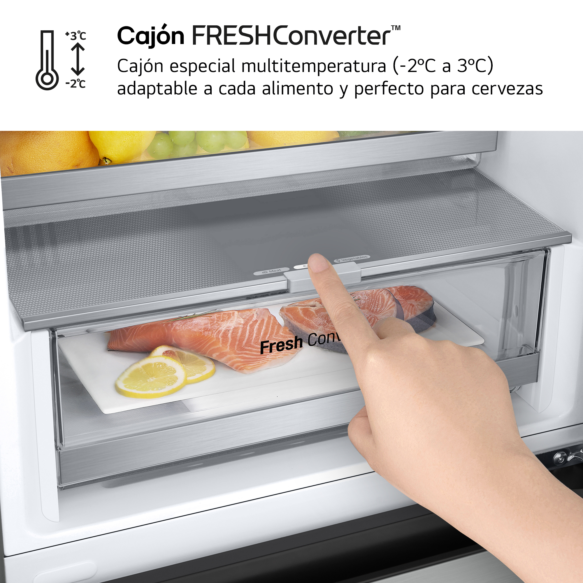 Cajón de nevera con rodajas de salmón y limón. Un dedo toca el cajón. Texto en español.