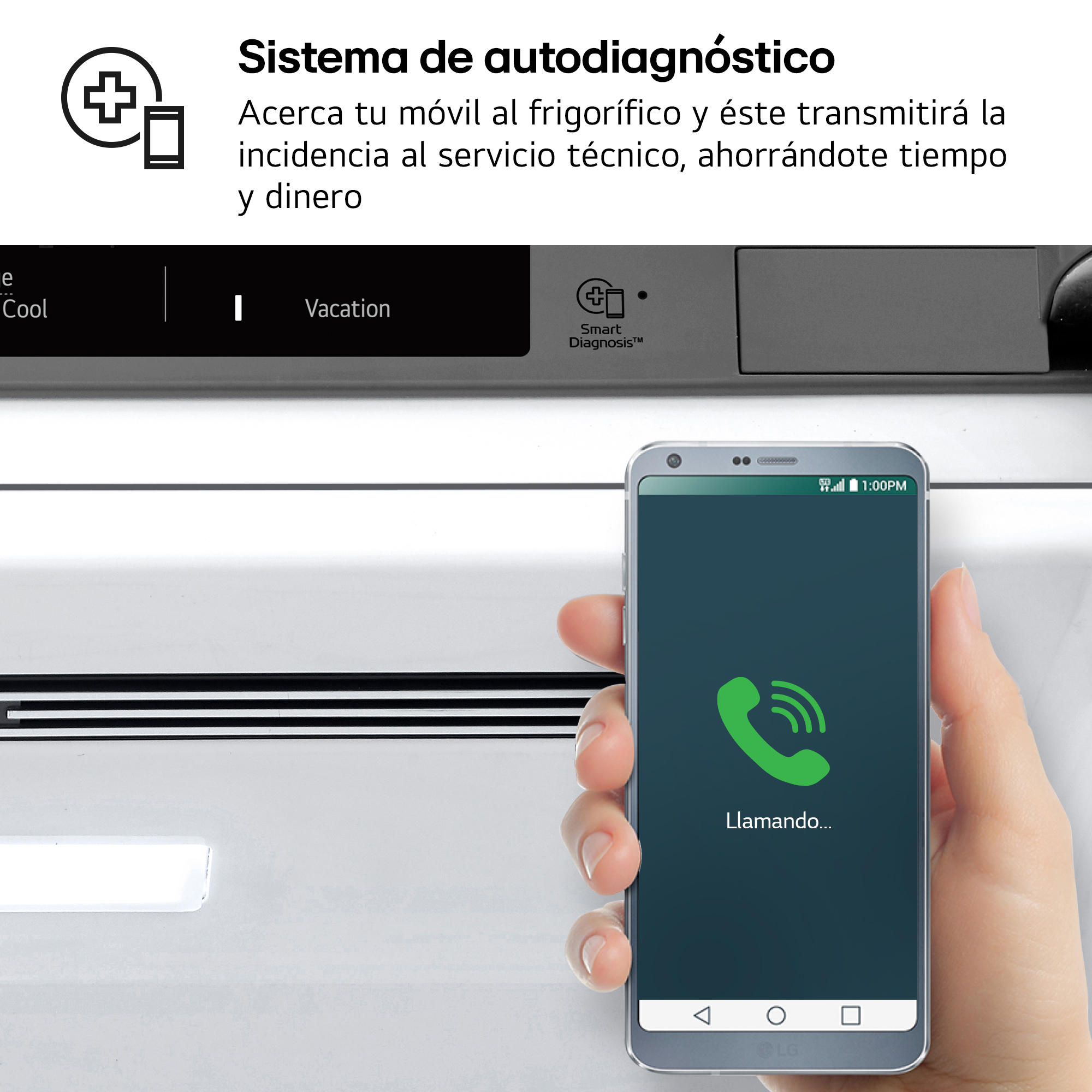Mujer sosteniendo un teléfono cerca del refrigerador, la pantalla muestra una llamada. Texto: 'Smart Diagnosis'.
