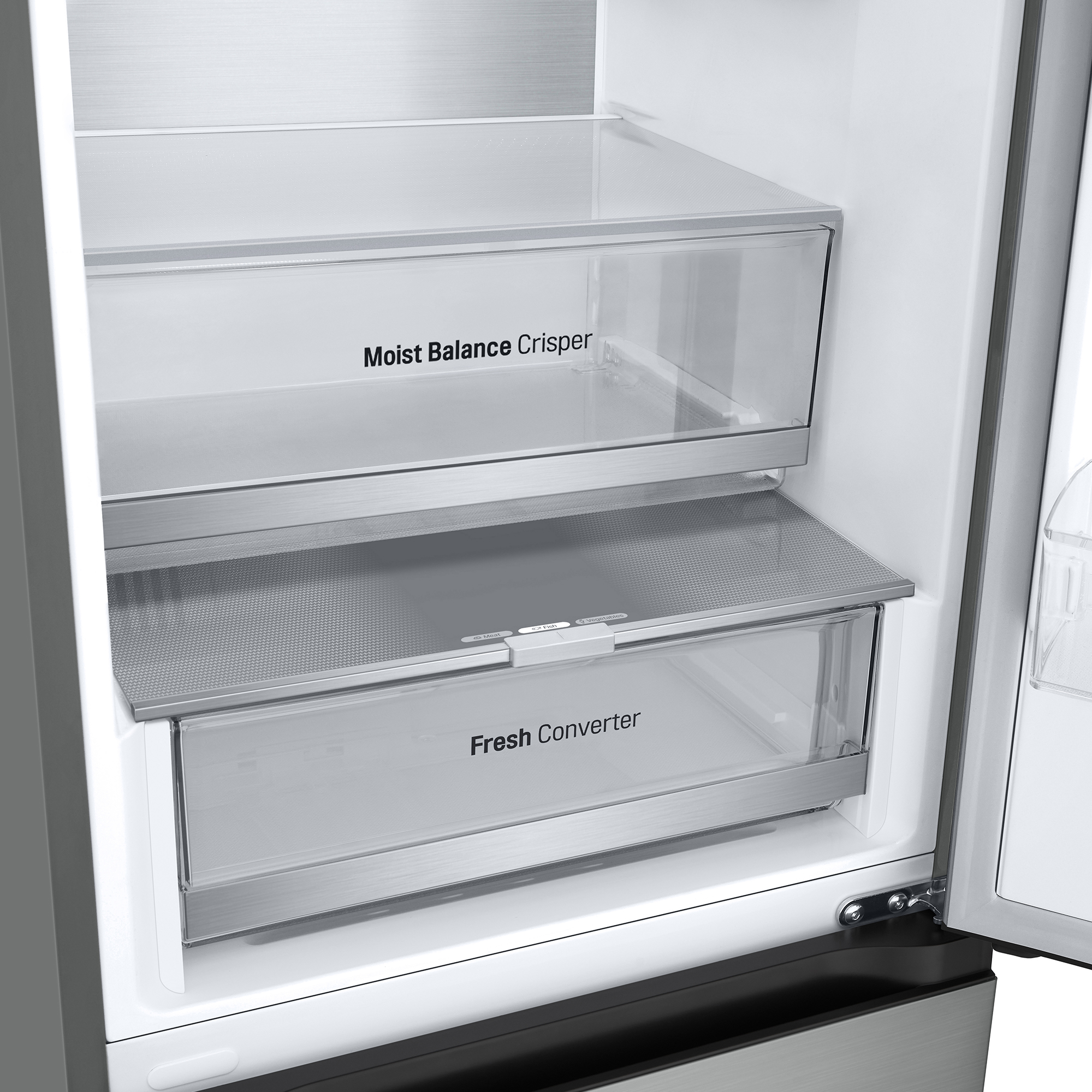 Primer plano de cajones de refrigerador, etiquetados como 'Moist Balance Crisper' y 'Fresh Converter'.