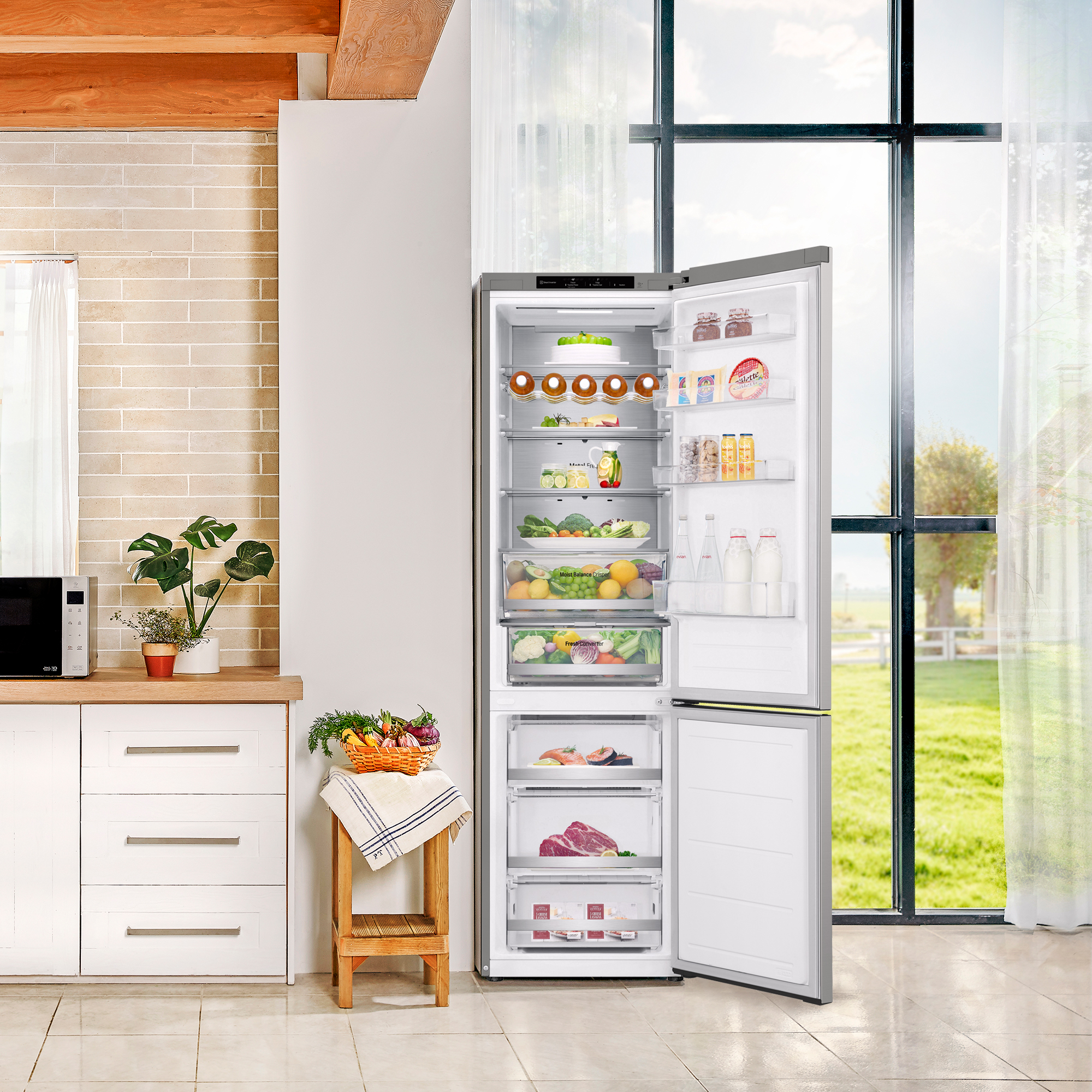 Un refrigerador con la puerta abierta, mostrando estantes de comida, en una cocina.