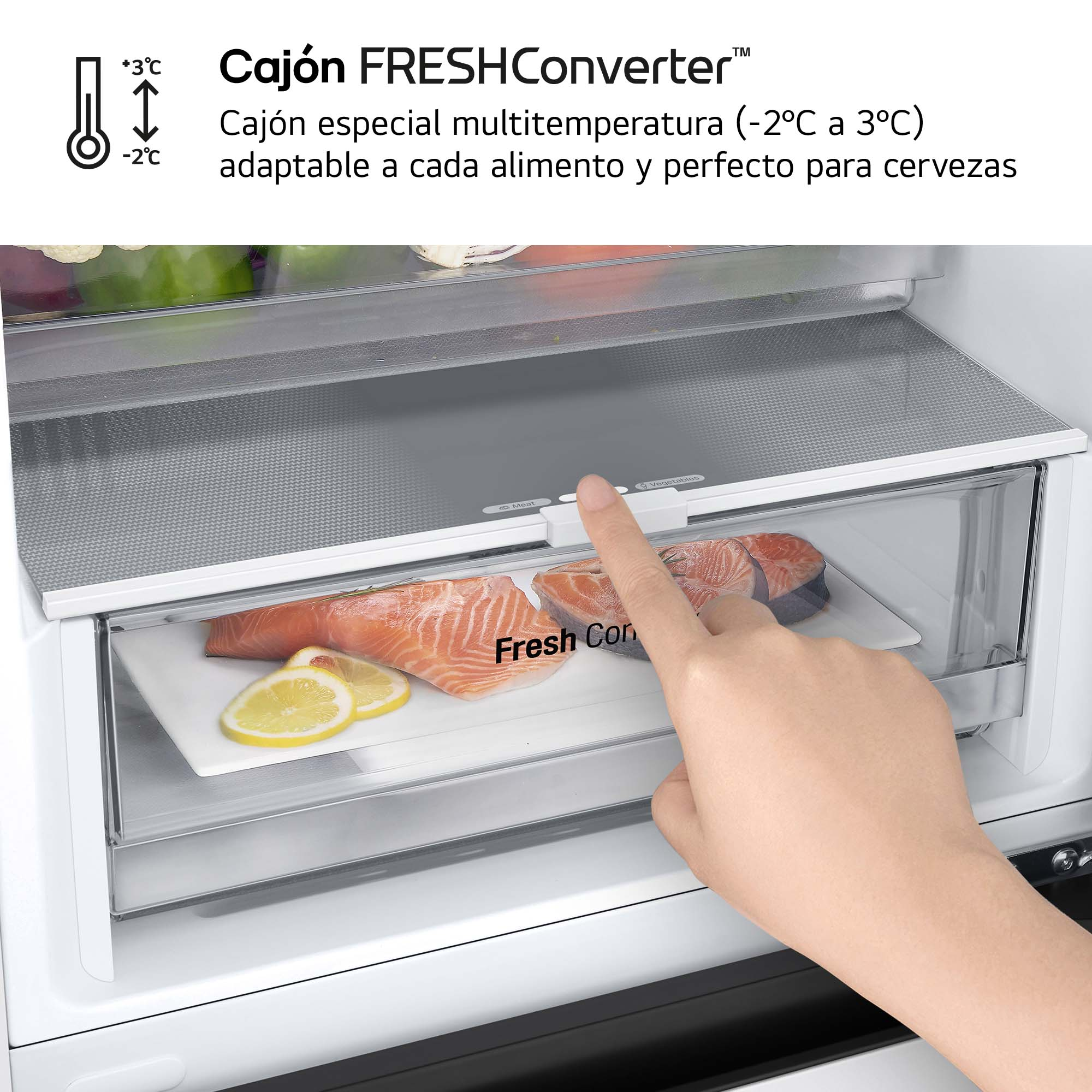 Una mano señala el salmón en el refrigerador.
