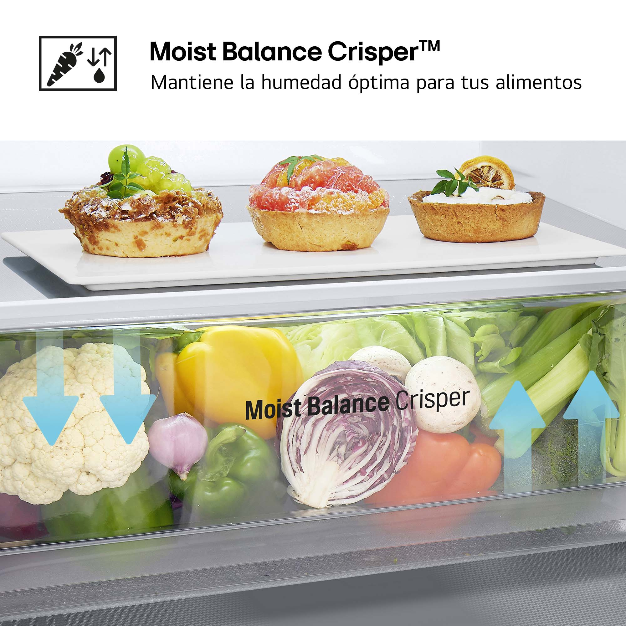 Cajón de verduras de un refrigerador con productos frescos. Tres pasteles en un plato blanco encima.