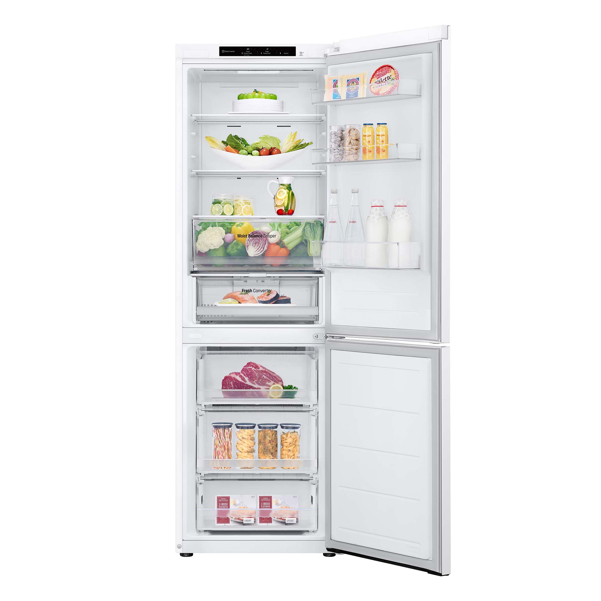 Refrigerador blanco abierto con estantes de alimentos, incluyendo verduras, y cajones congeladores.