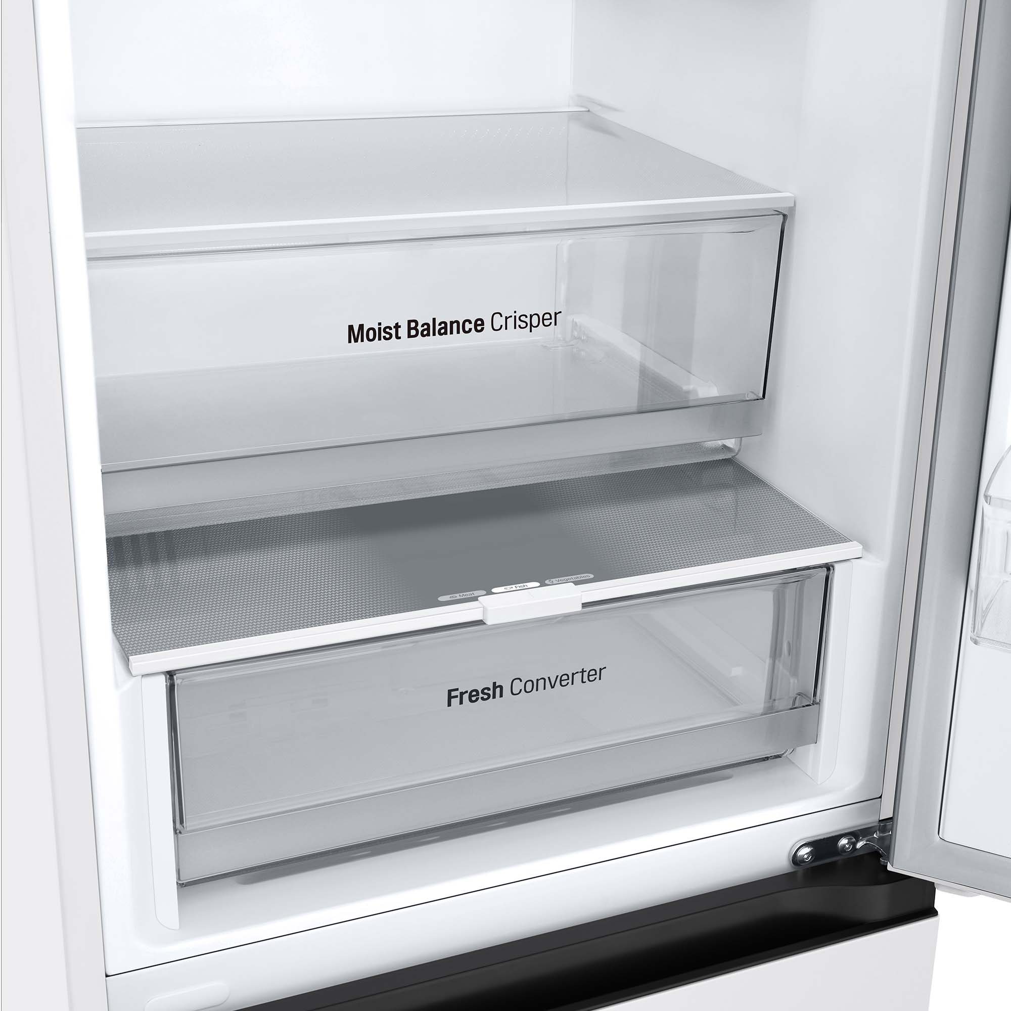 Interior del refrigerador con cajones para verduras y convertidor fresco.