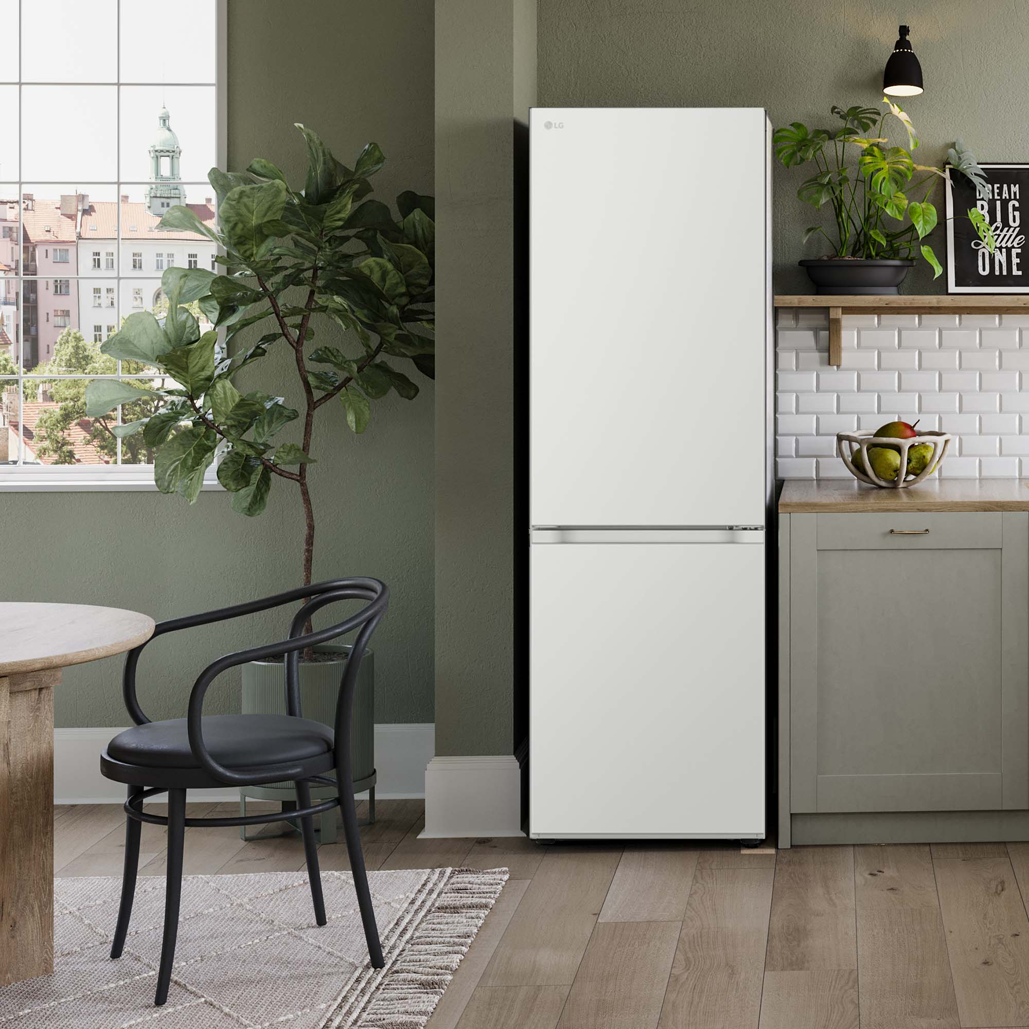 Refrigerador blanco en una cocina. Una mesa y una silla están en primer plano. Una ventana y plantas están en el fondo.