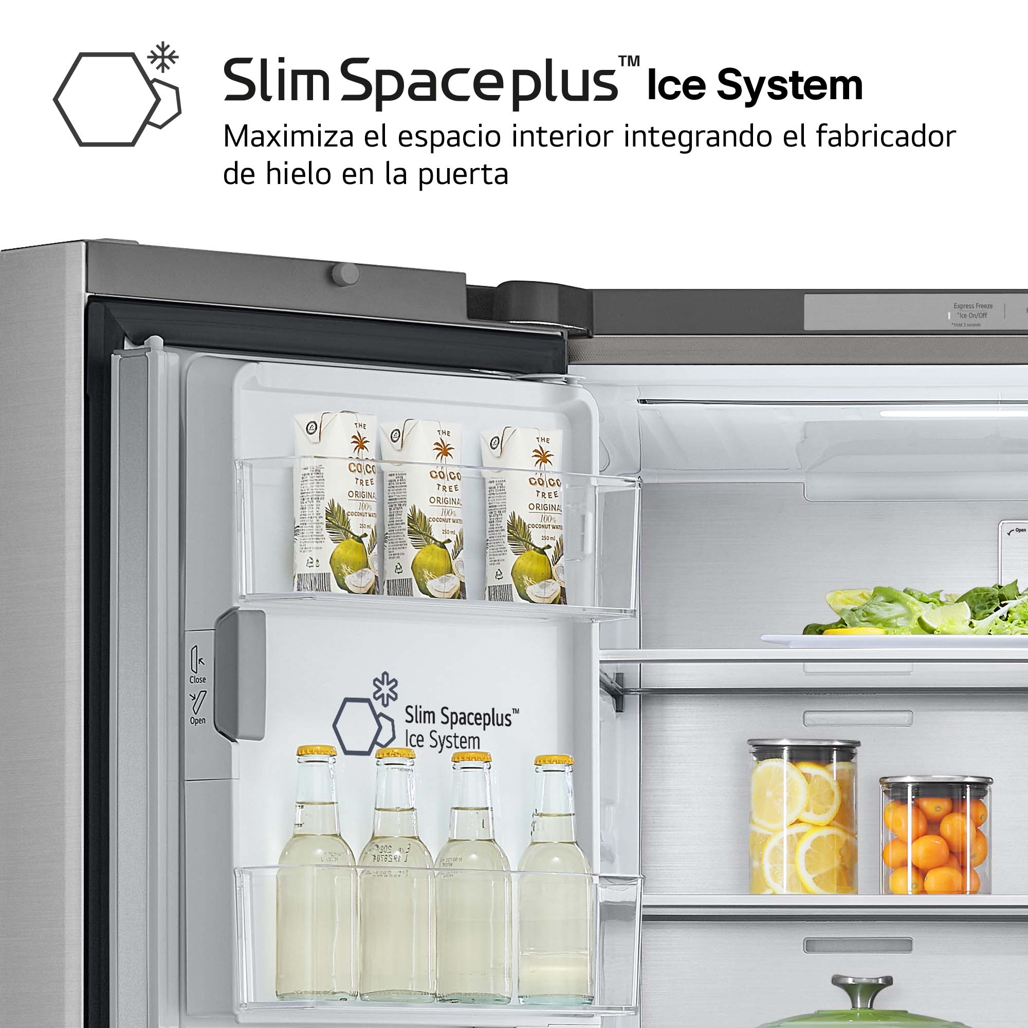 Interior del refrigerador: bebidas, agua de coco, limones y naranjas.