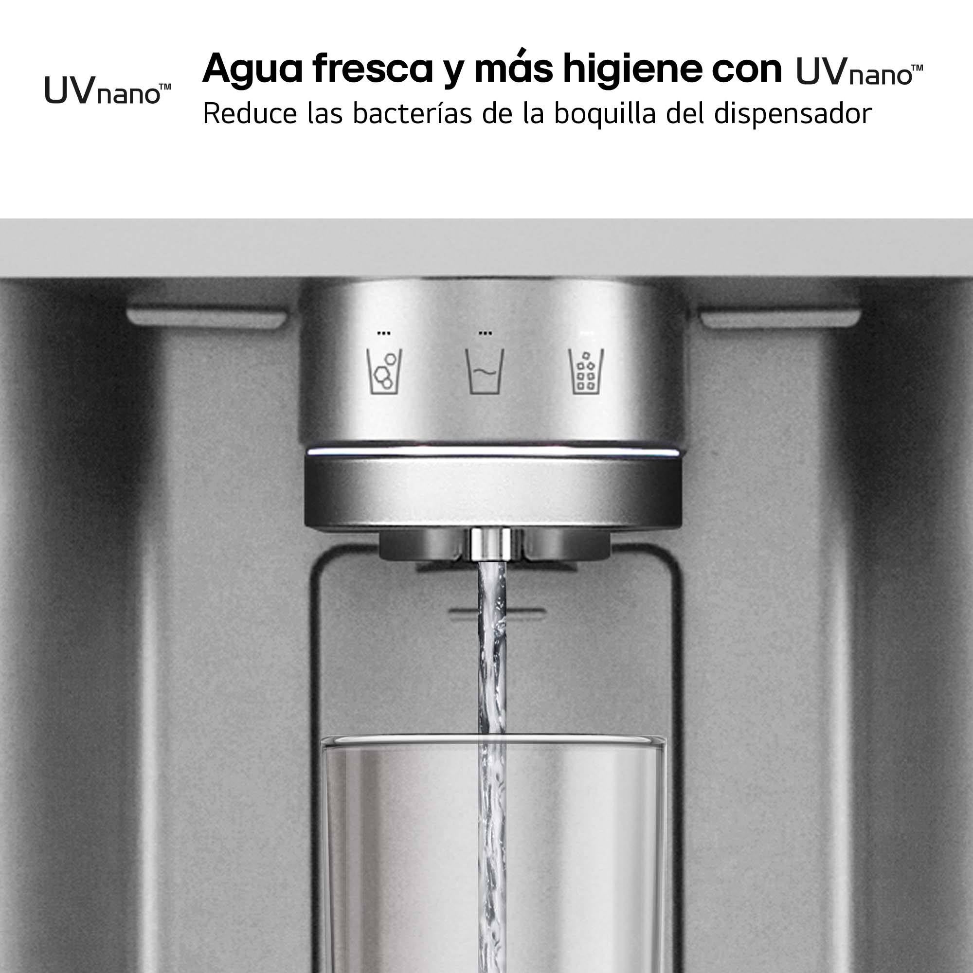 Primer plano de un dispensador de agua con un vaso llenándose. El texto dice agua fresca.