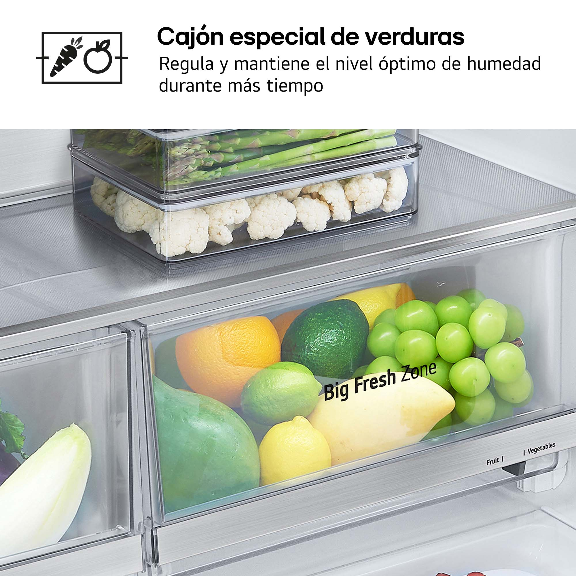 Cajón de verduras de un frigorífico lleno de productos: coliflor, uvas, limones y más.