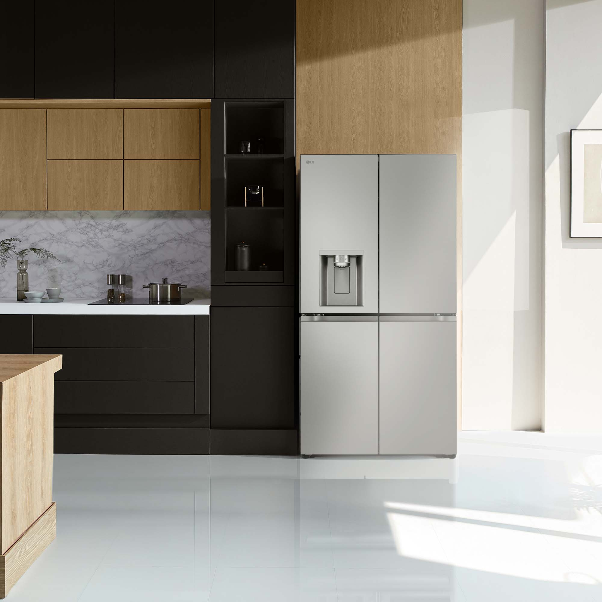 Un refrigerador plateado cerrado, en un entorno de cocina moderno.