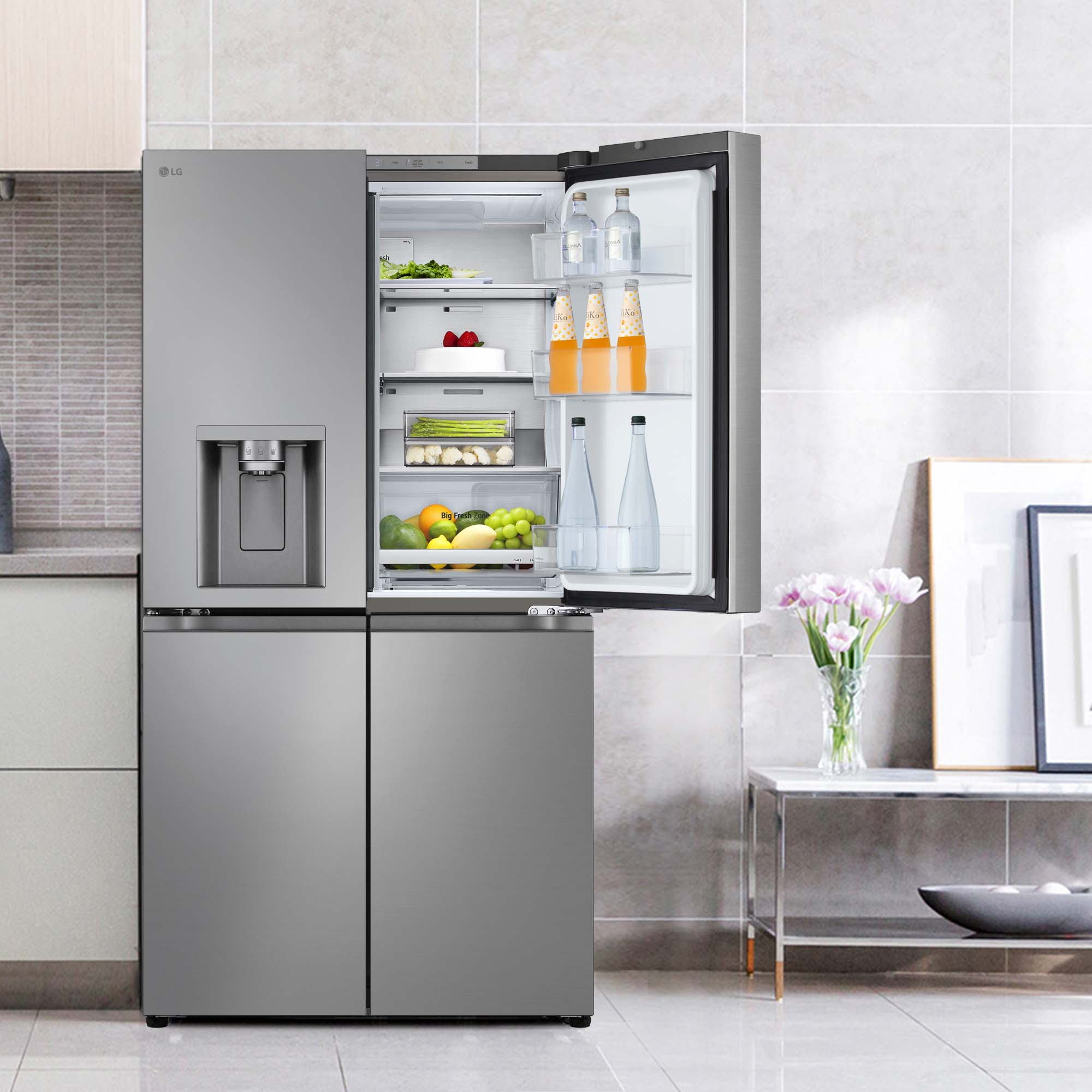 Refrigerador LG de acero inoxidable con puerta abierta. Varios alimentos son visibles adentro.