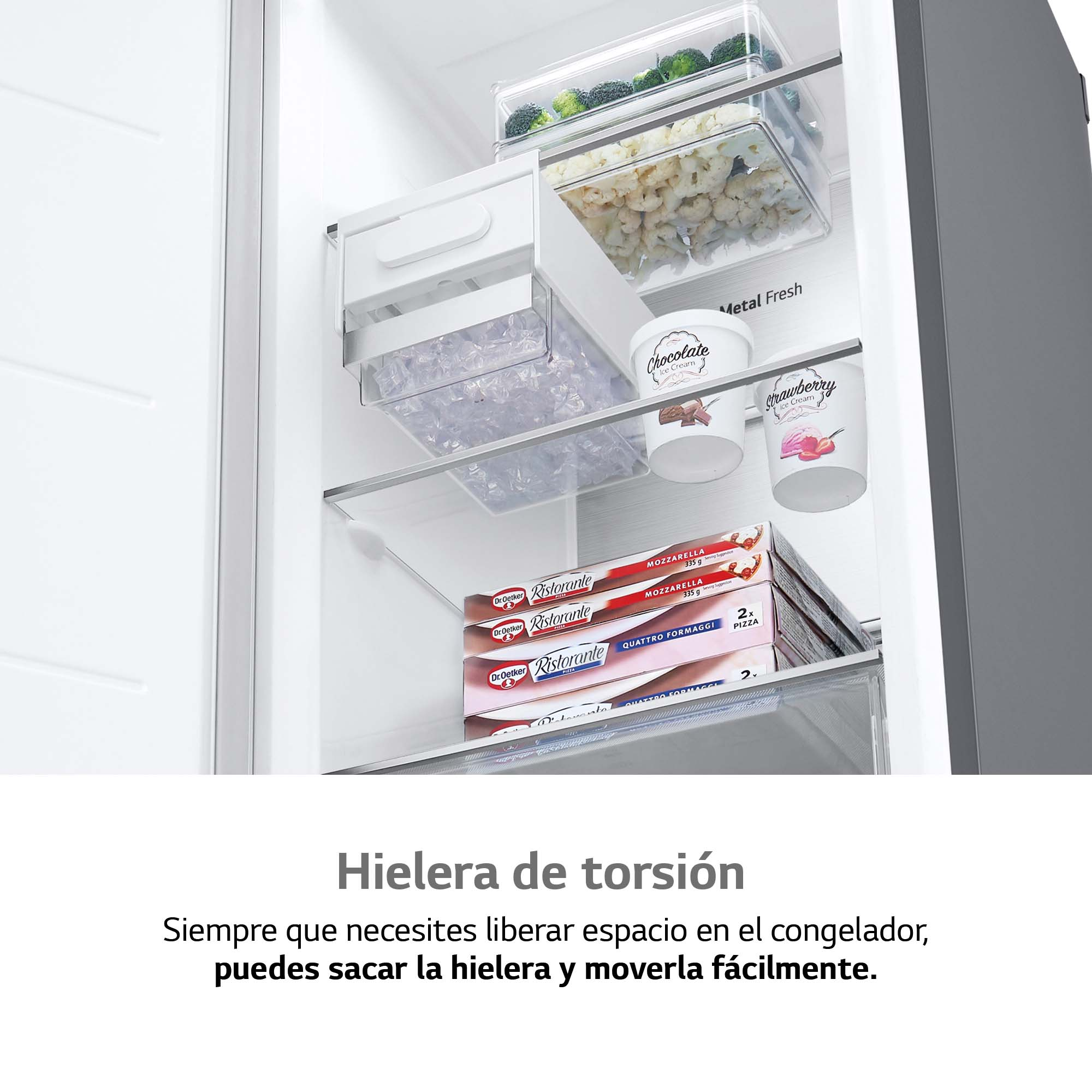 Interior de refrigerador abierto con máquina de hielo, helado y cajas de pizza.