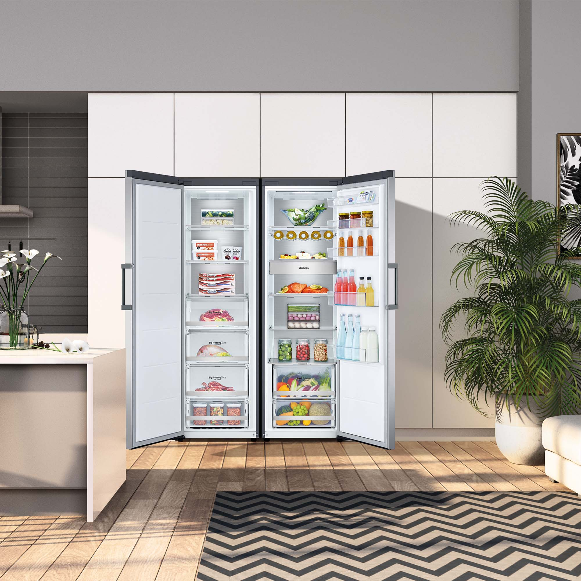 Un refrigerador de doble puerta con las puertas abiertas, revelando comida adentro.