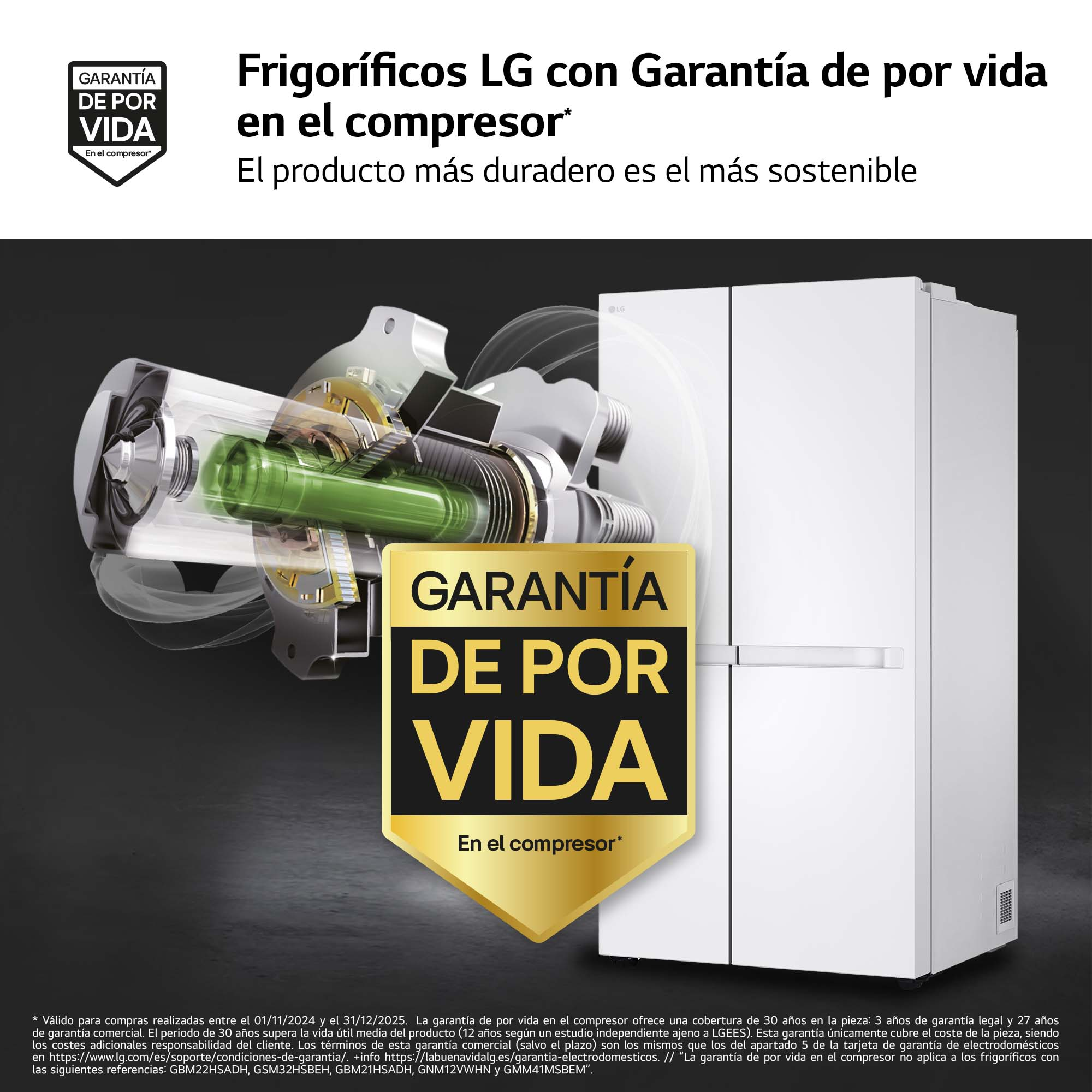 Un proyector plateado en un tocón de madera con una mano sosteniéndolo.