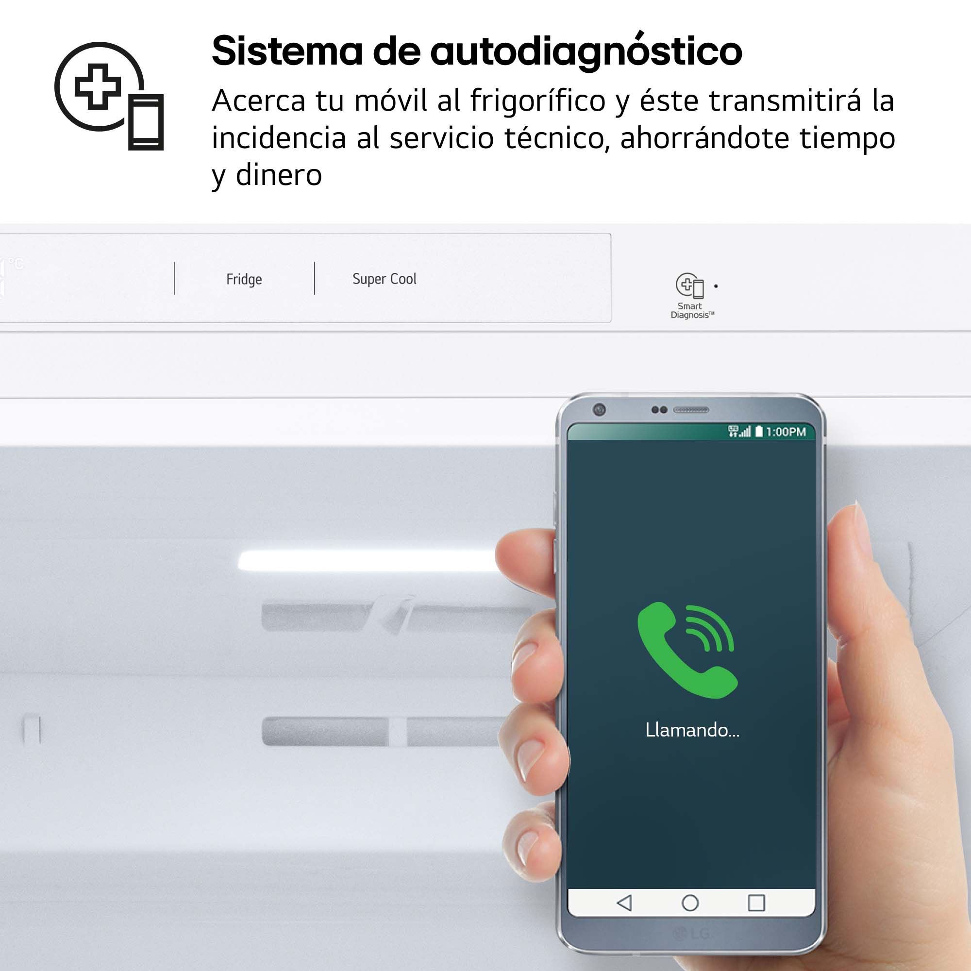 Mano sosteniendo smartphone con pantalla de llamada, junto a nevera.