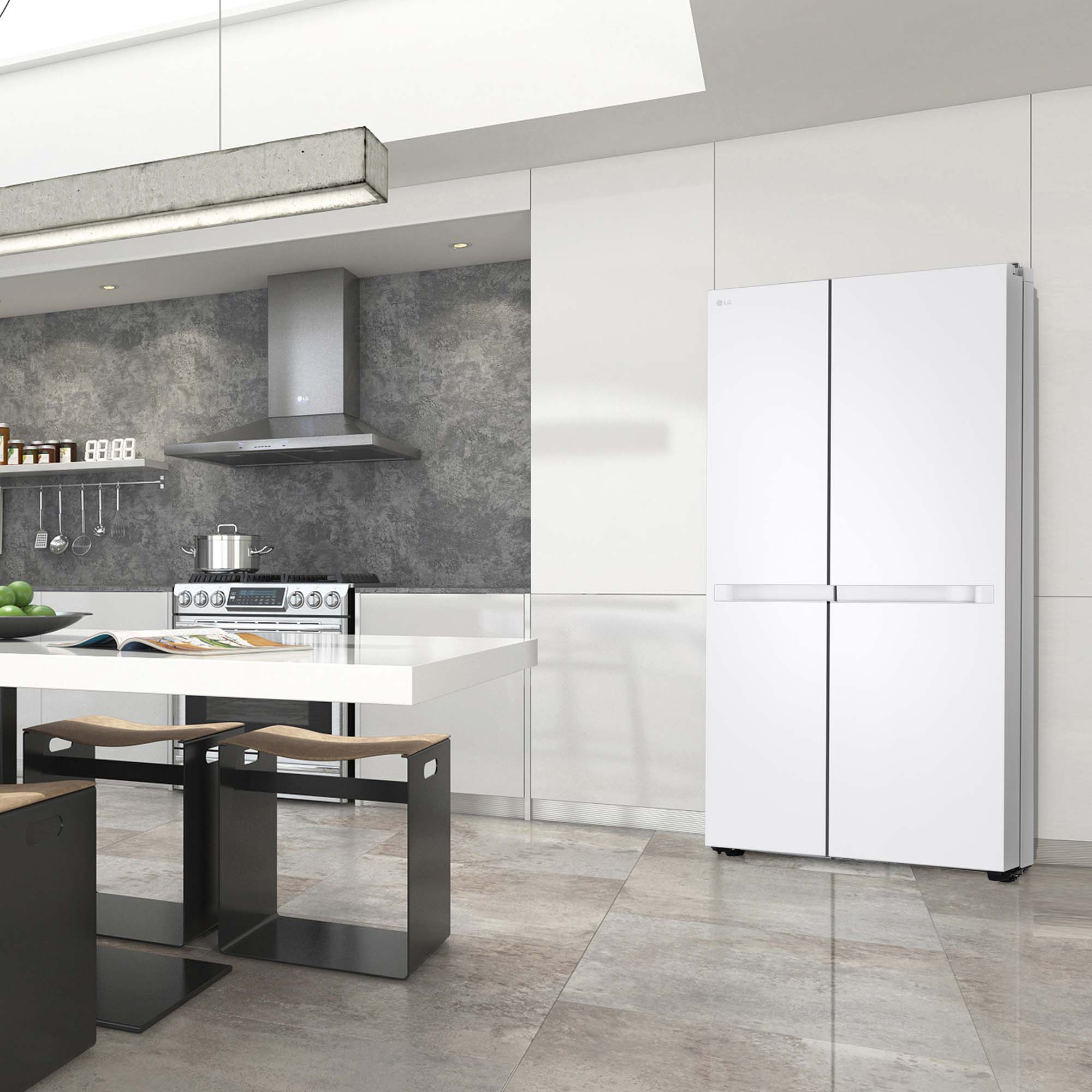 Refrigerador LG blanco moderno en cocina, gabinetes y electrodomésticos blancos.