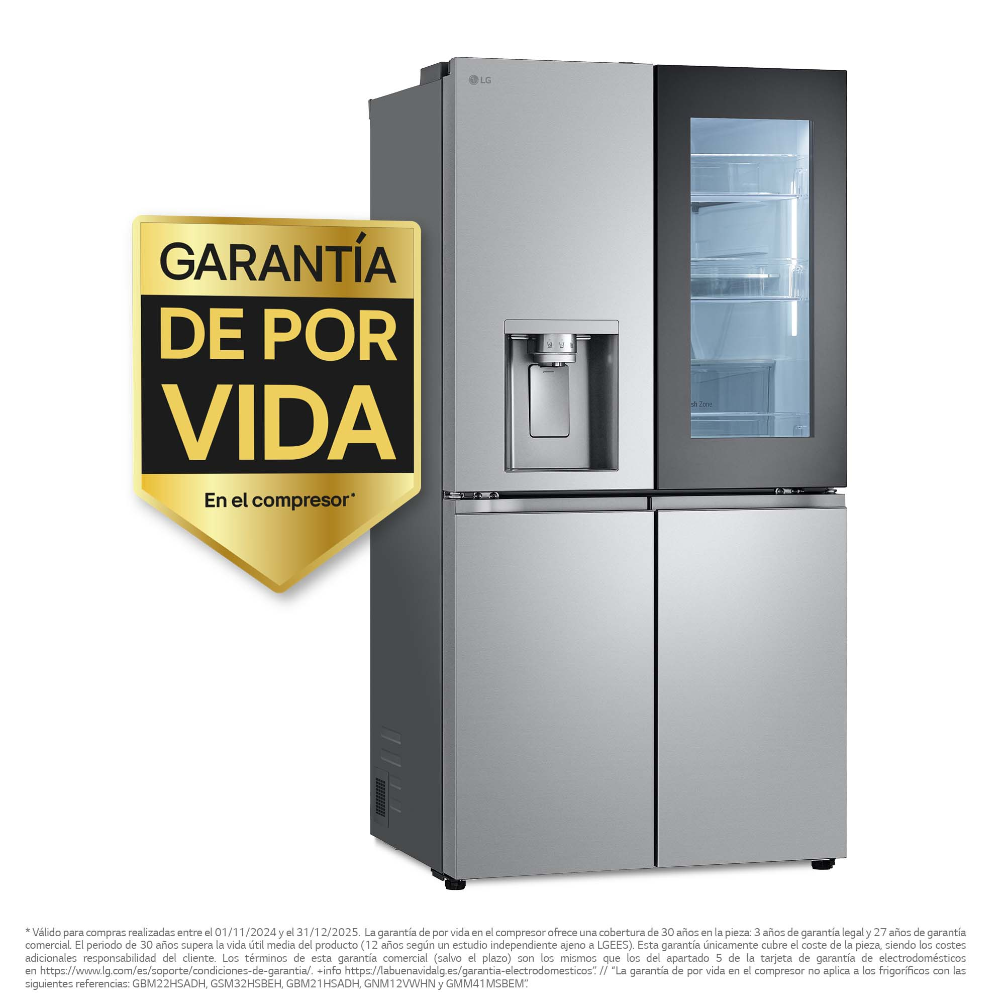 Refrigerador LG plateado con cuatro puertas. Tiene dispensador y letrero de garantía. Dentro, pastel y vino.
