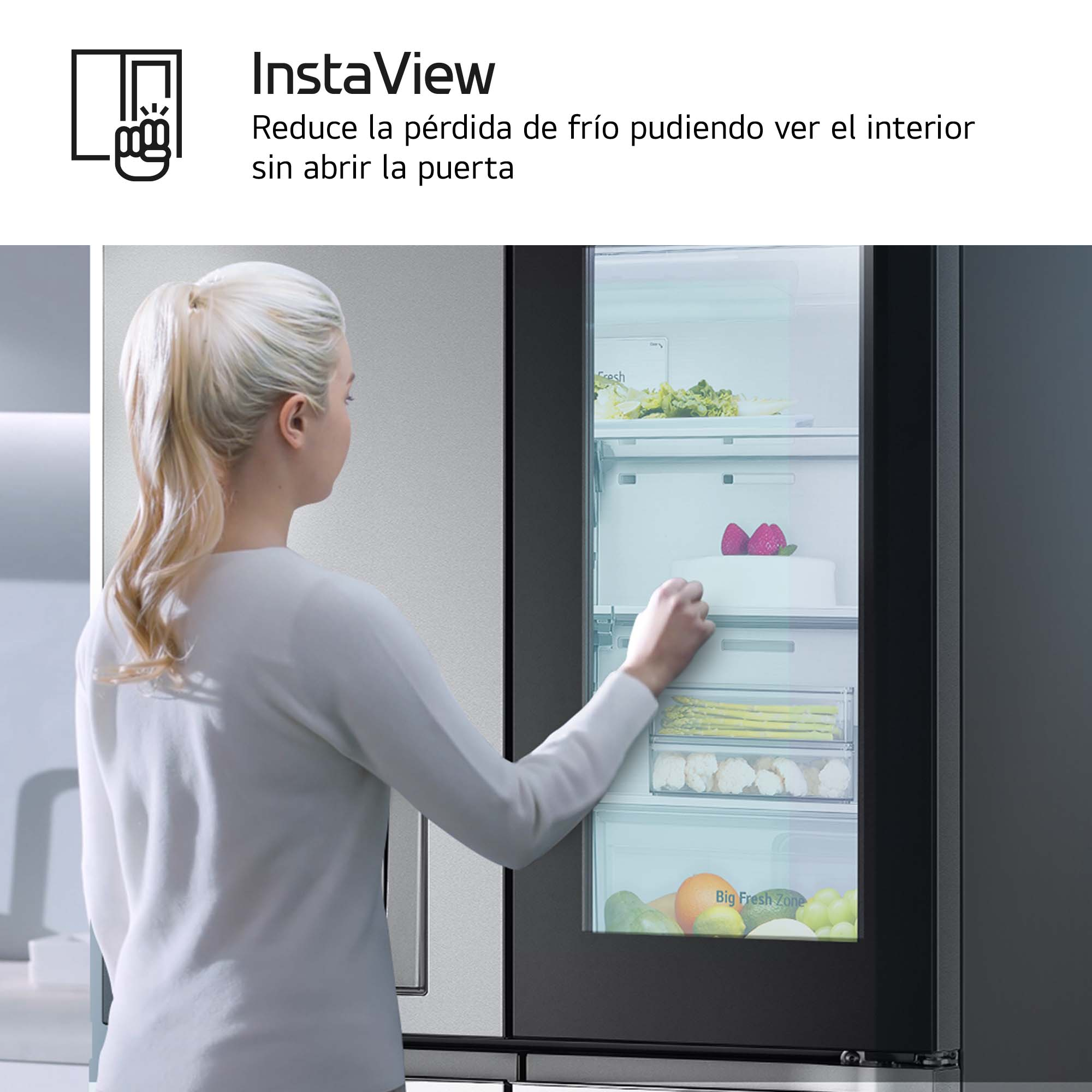 Mujer abriendo la puerta del refrigerador para ver el interior.