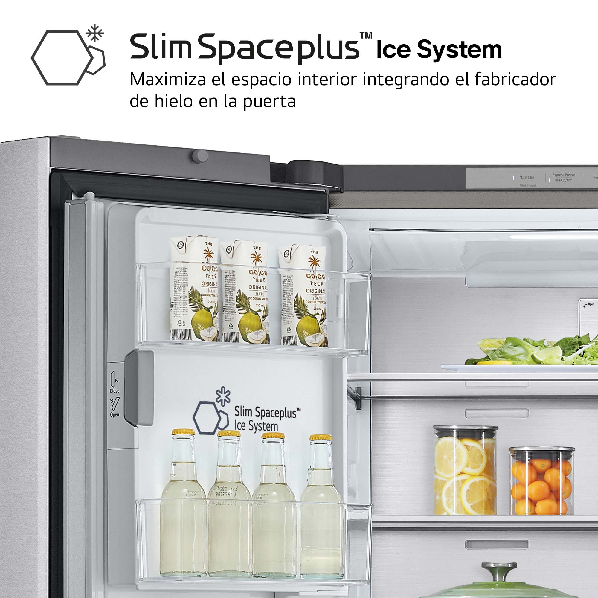 Puerta de refrigerador abierta, mostrando bebidas y comida. Texto: Slim Spaceplus Ice System.