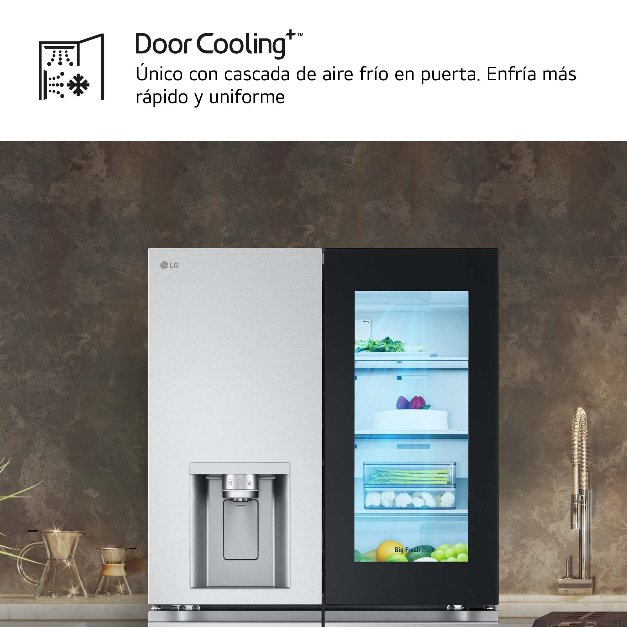 Frigorífico LG de acero inoxidable con puerta de cristal. En el interior, se ven alimentos y el texto "Door Cooling+".
