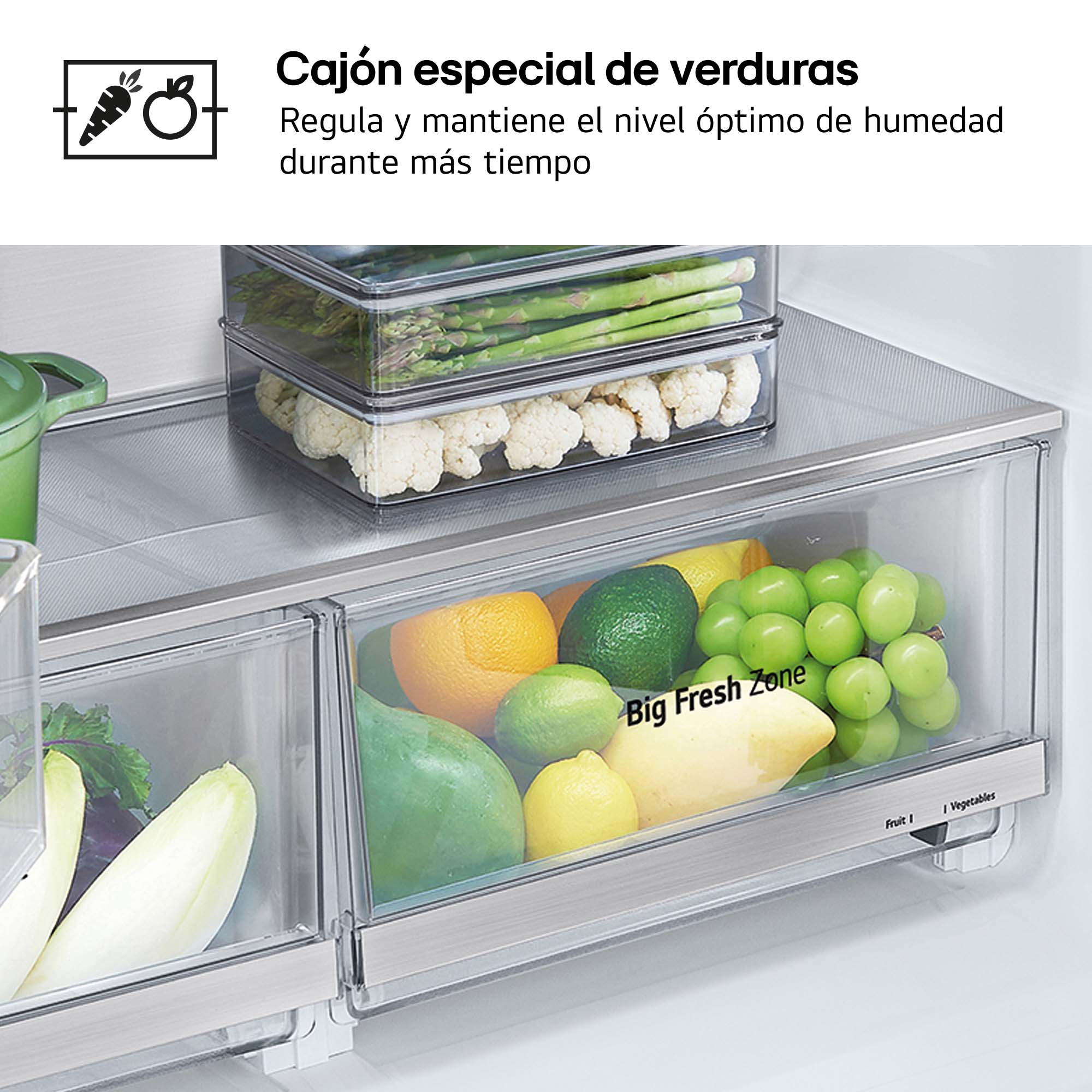 Interior del refrigerador con verduras y frutas. Cajones transparentes.