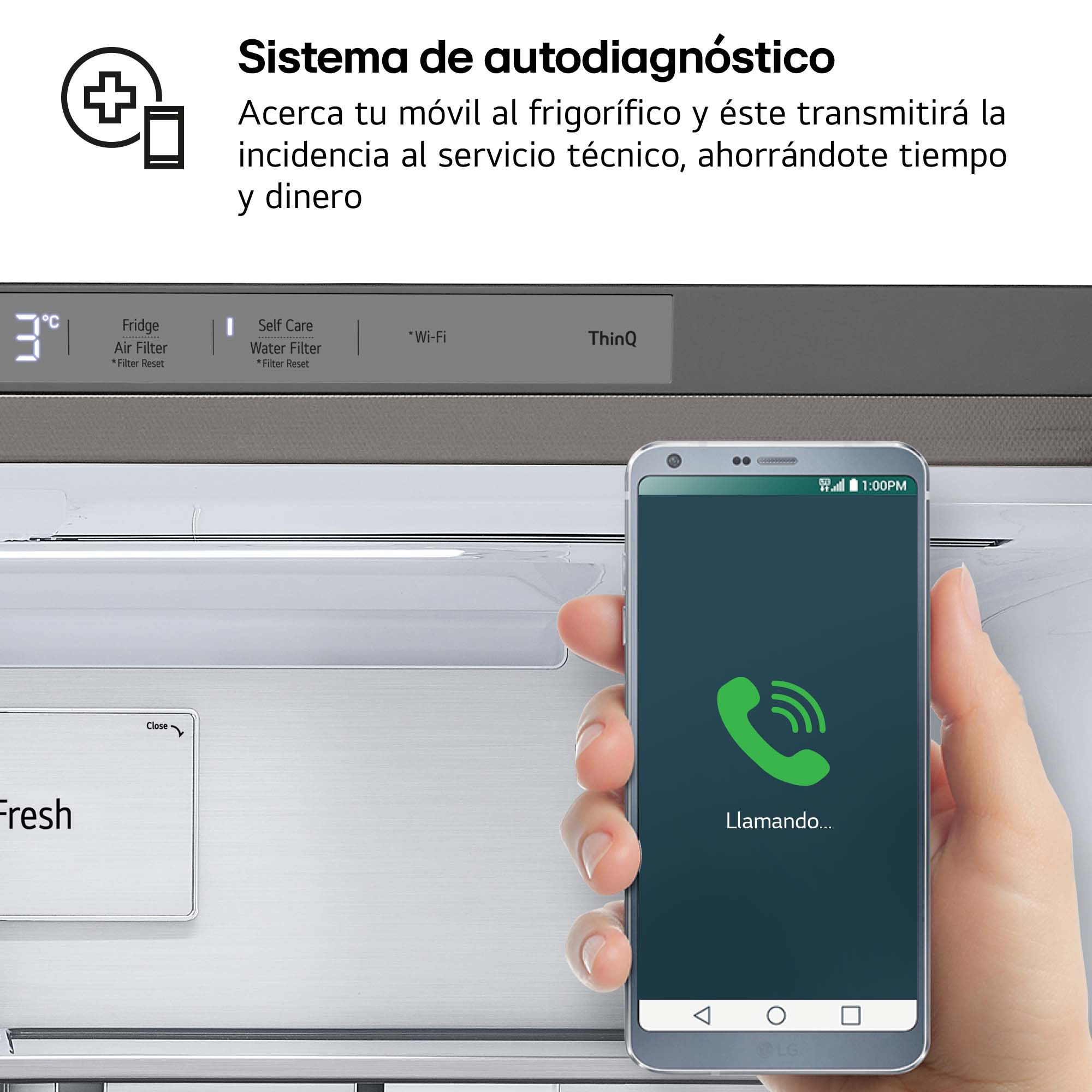 Mano sosteniendo un smartphone mostrando una pantalla de llamada frente a un refrigerador con pantalla.