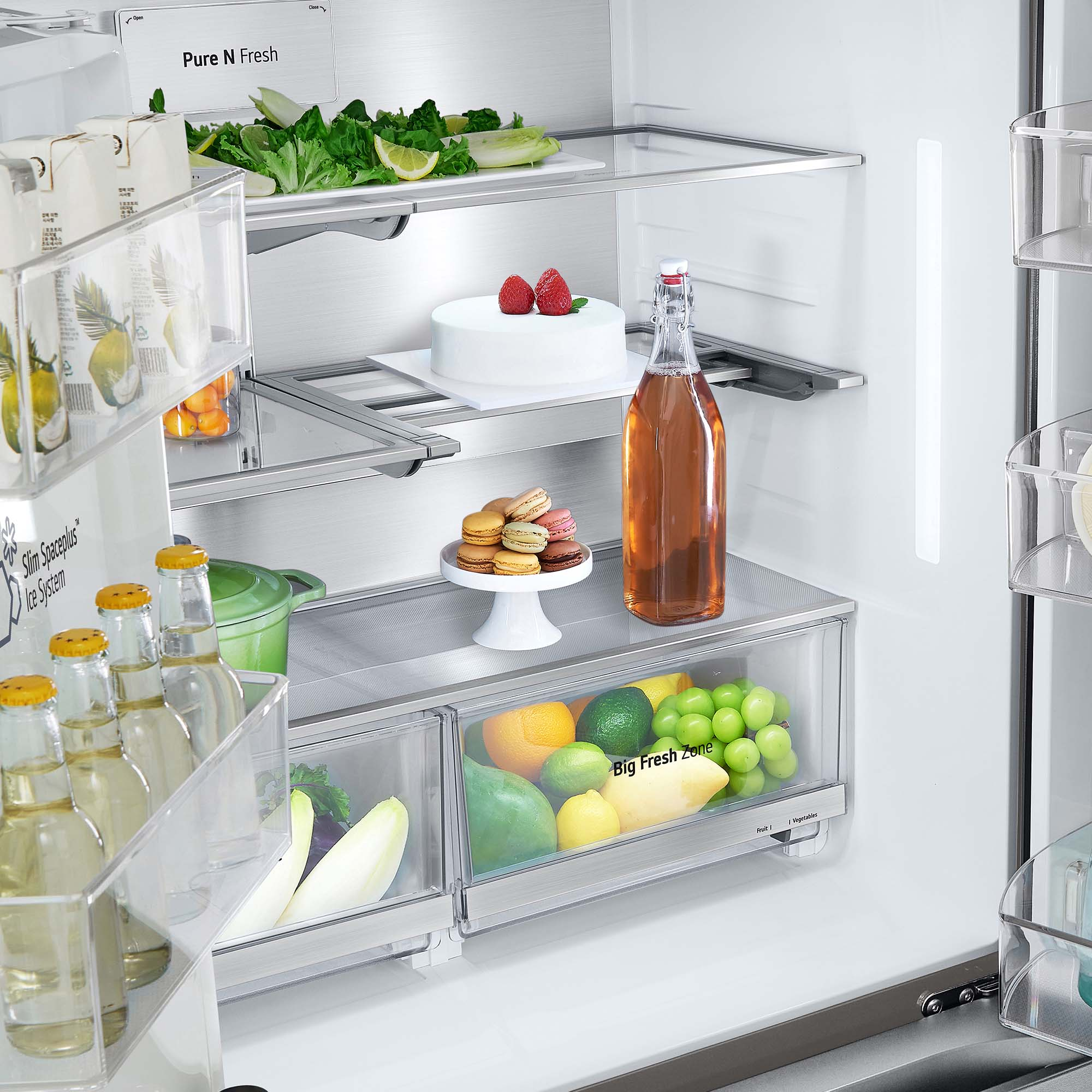 Interior de la nevera con estantes que contienen alimentos.