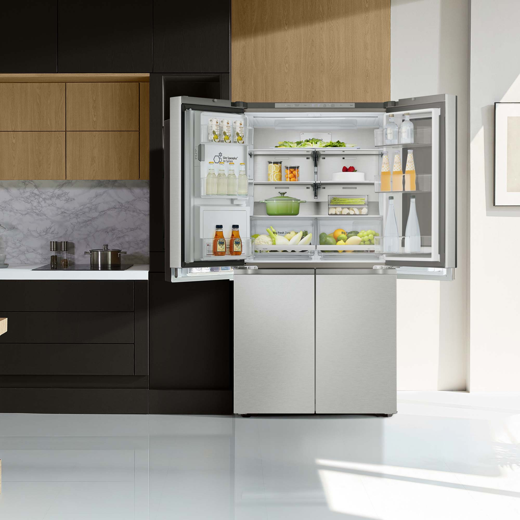Refrigerador abierto con comida dentro. Cocina en el fondo. Diferentes estantes.