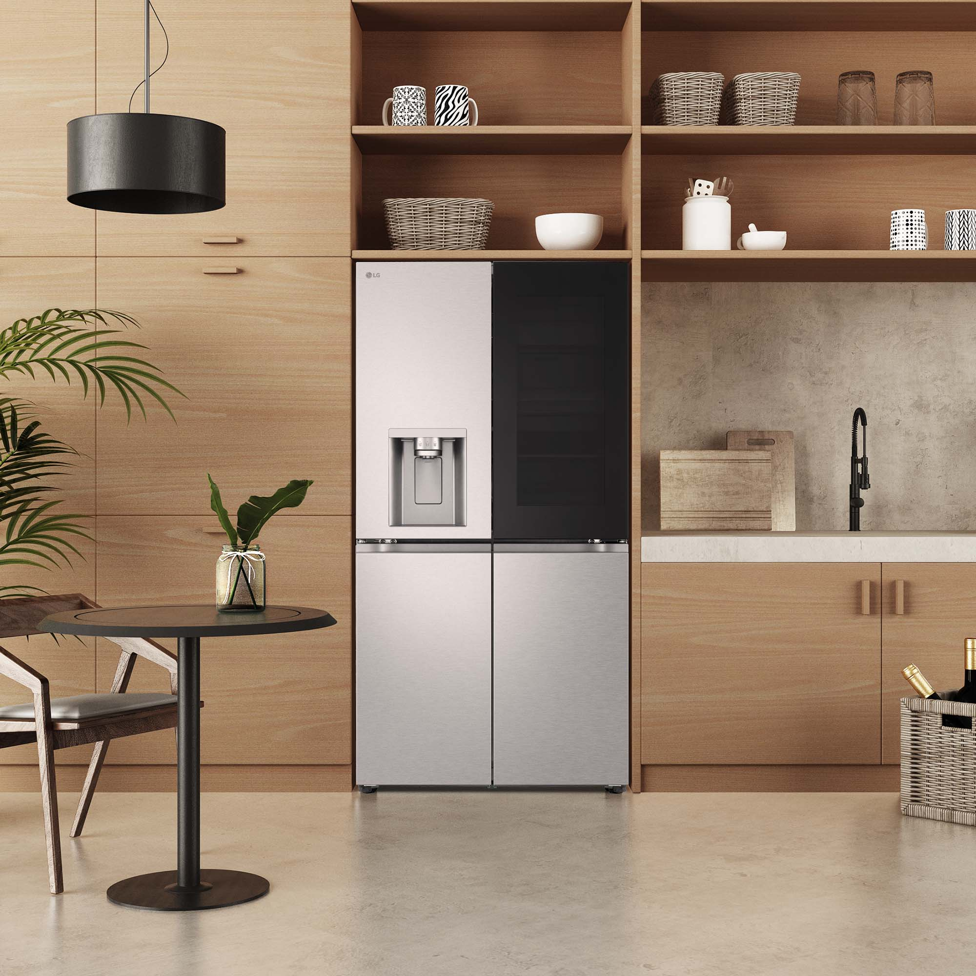 Refrigerador plateado en una cocina de madera. Puerta negra en el lado derecho.