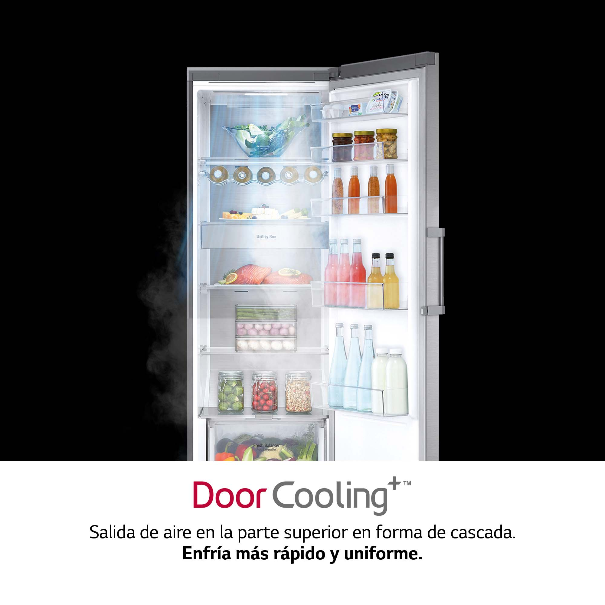 Refrigerador con puerta abierta, mostrando el contenido. Se ven verduras, botellas y recipientes de comida.