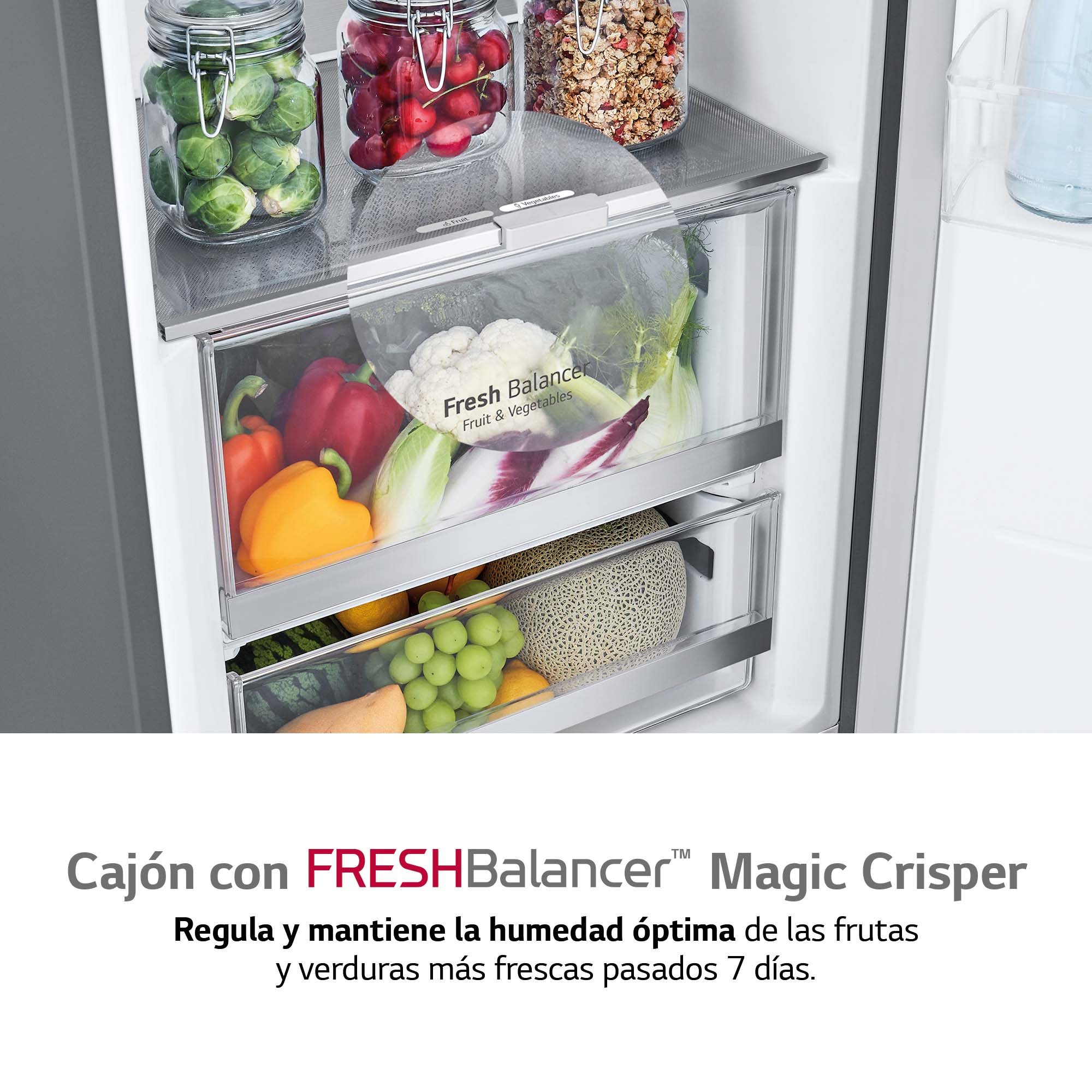Una encimera de cocina con una tetera, un espumador de leche y una cafetera.
