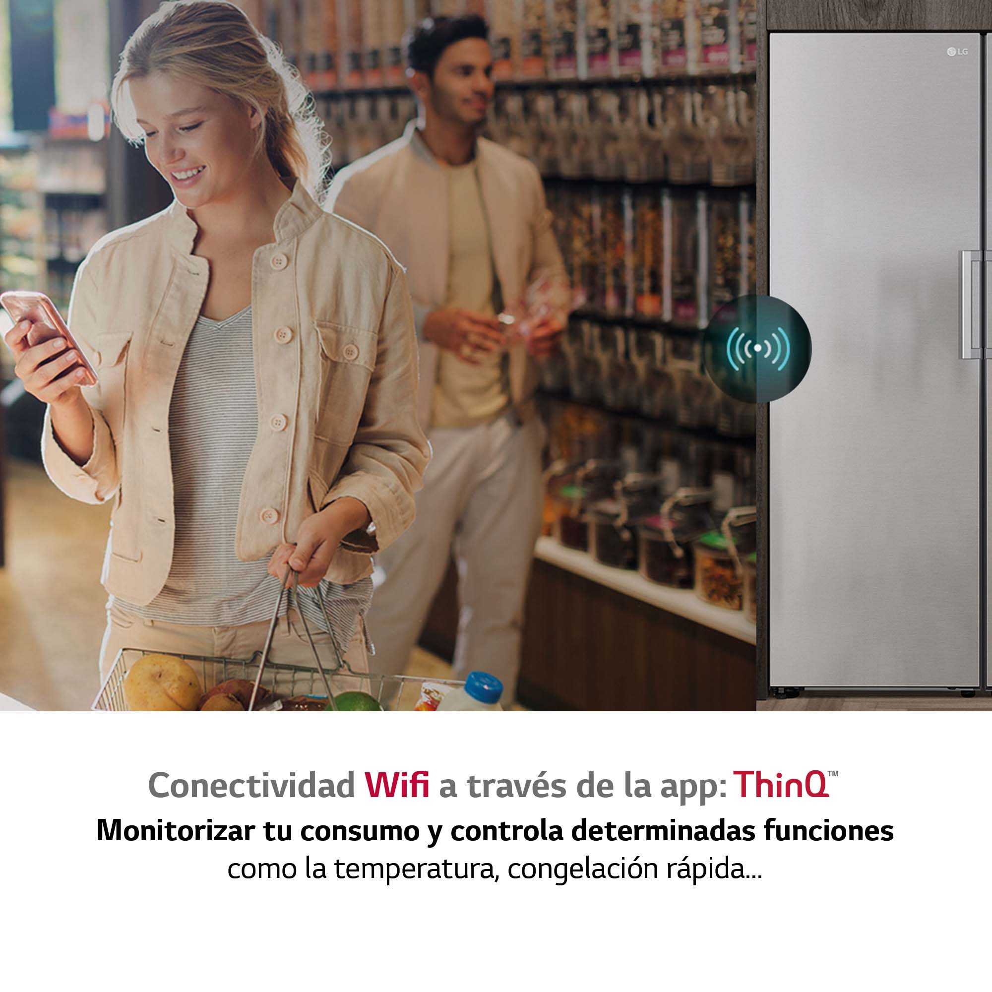 Una mujer usa un teléfono cerca de una nevera con texto Wifi.