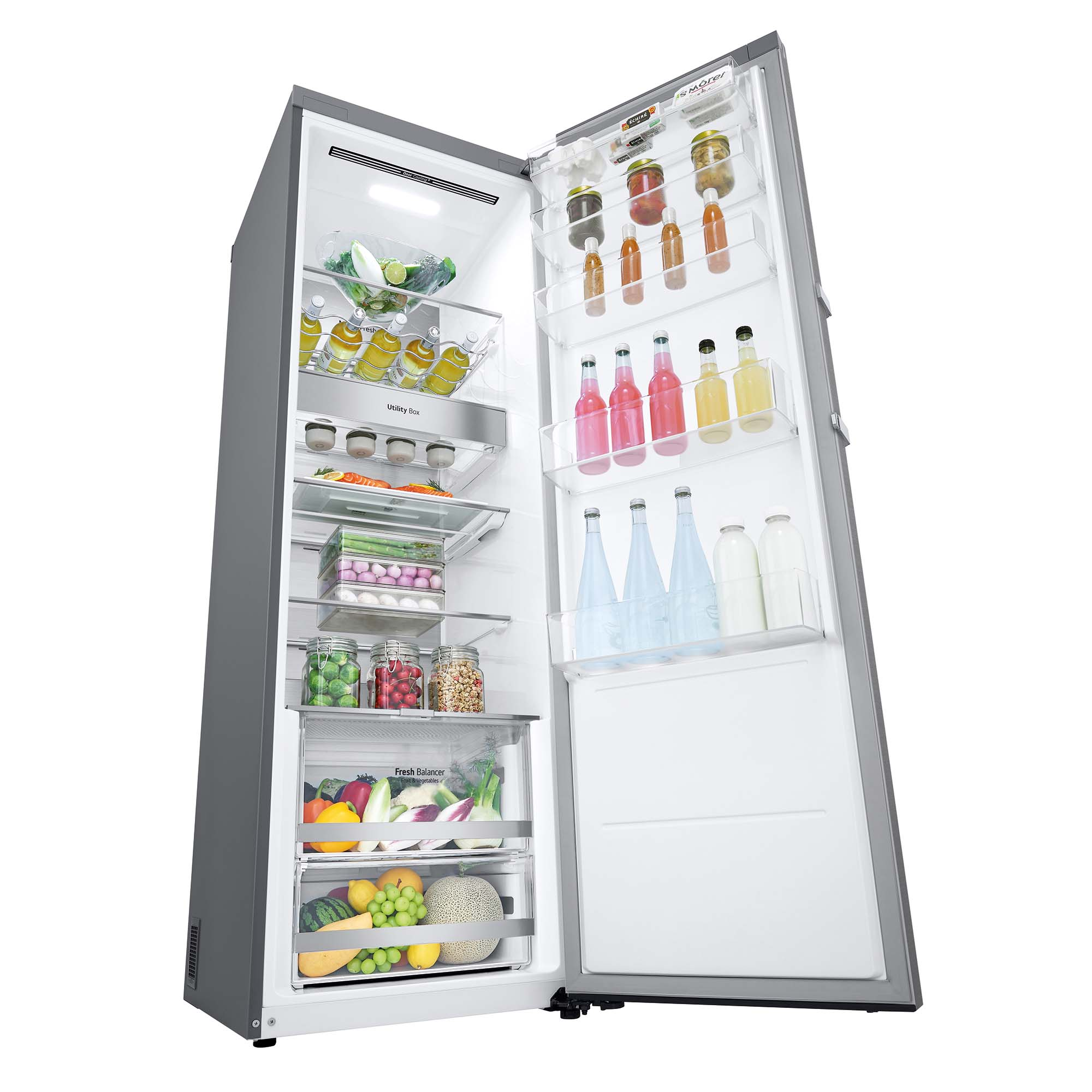 Un refrigerador con la puerta abierta, mostrando estantes, comida y componentes internos.