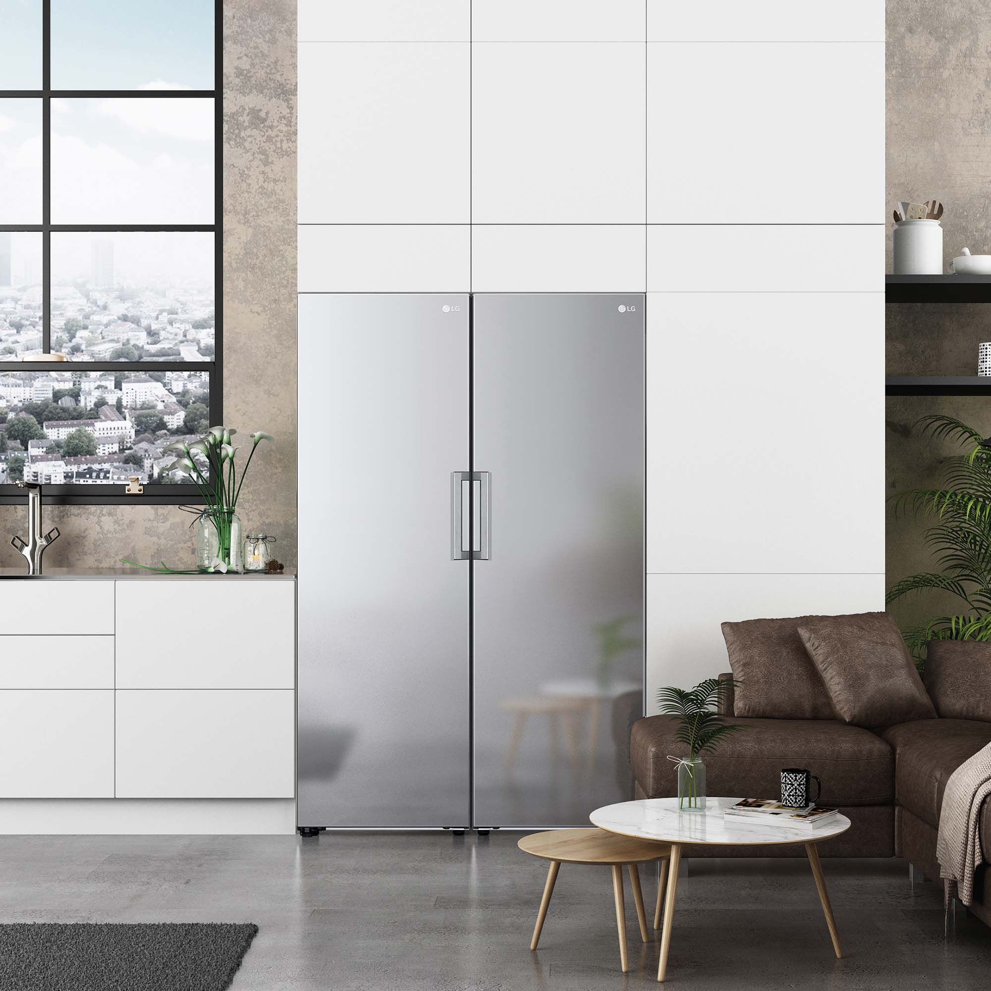 Refrigerador de acero inoxidable con puertas dobles. Armarios blancos arriba. Sofá marrón visible. Escena interior.