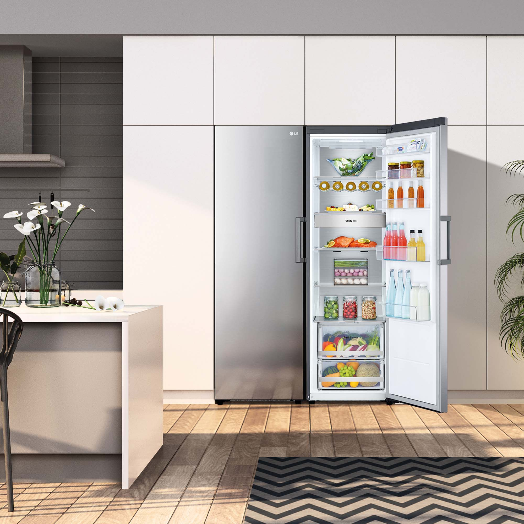 Refrigerador con puerta abierta mostrando el contenido.