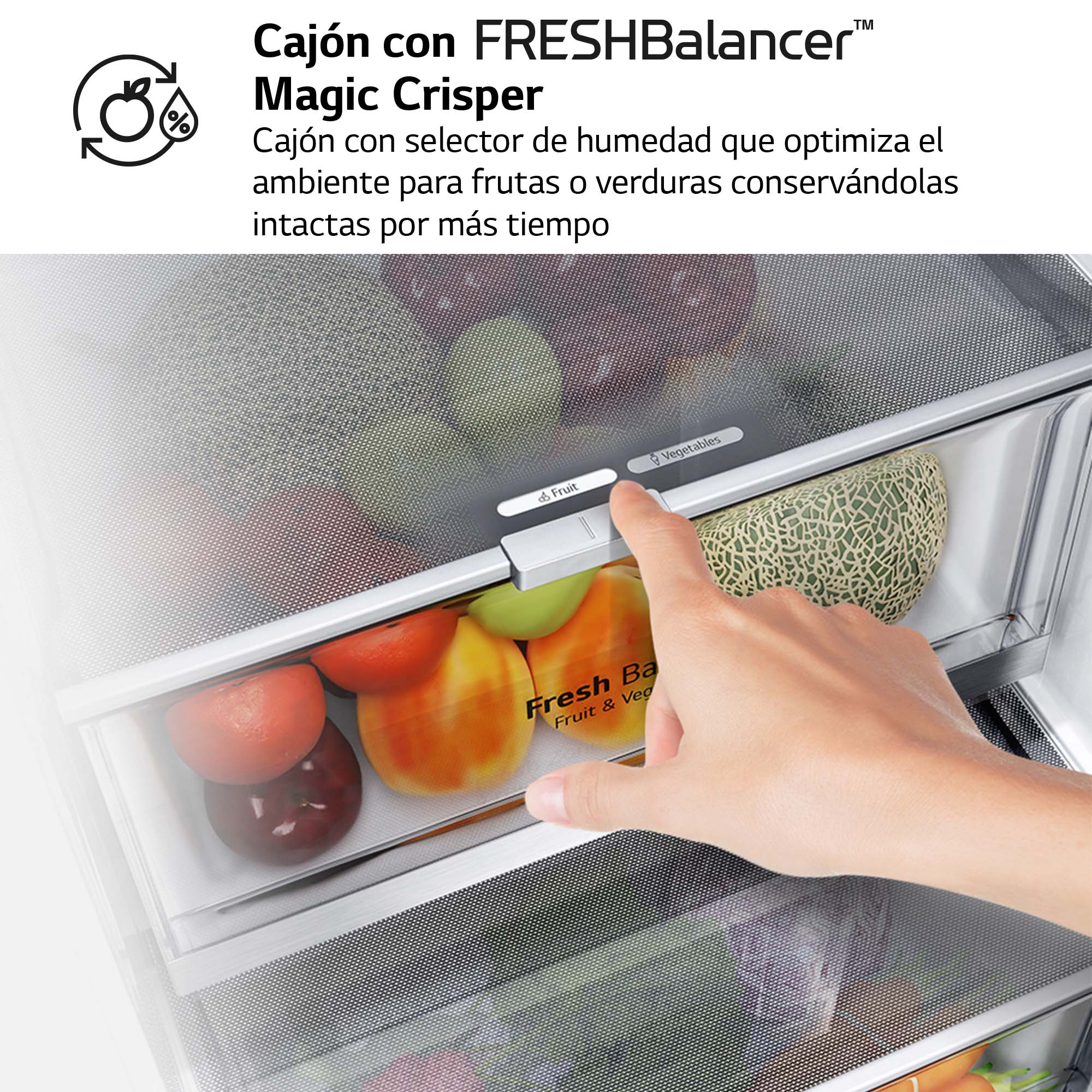Mano señalando un cajón de frutas y verduras dentro de un refrigerador, con texto.