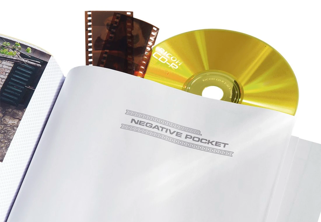 Nyitott fotóalbum filmcsíkokkal és CD-vel. Szöveg az oldalon: NEGATIVE POCKET.