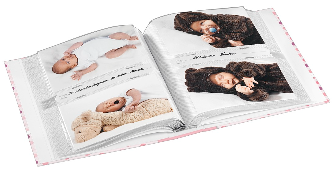 Egy nyitott bébi fotóalbum, amelyben egy baba különböző pózokban készült fotói láthatók.