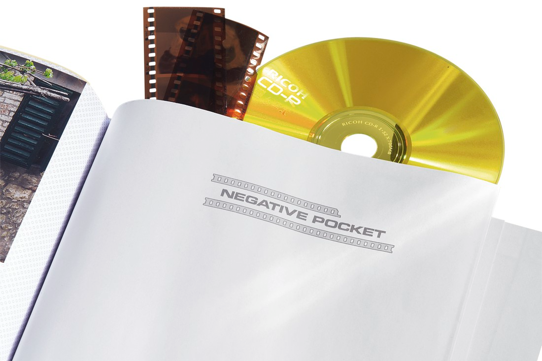 Egy nyitott fotóalbum filmszalagokkal és egy arany CD-R-rel egy negatív zsebben.