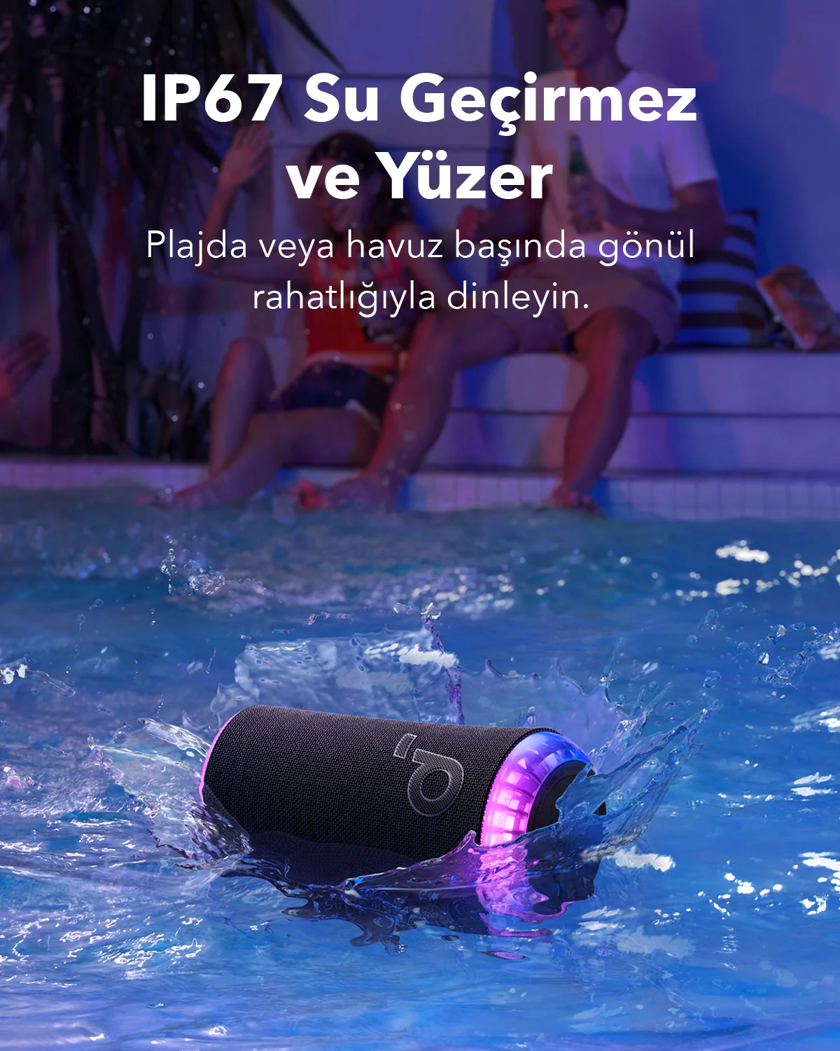 Suda yüzen siyah hoparlör. Etrafına su sıçrıyor. Arka planda bir havuz.