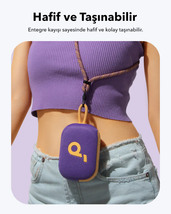Mor üst ve kot pantolon giyen kadın, boynunda mor bir hoparlör ile.