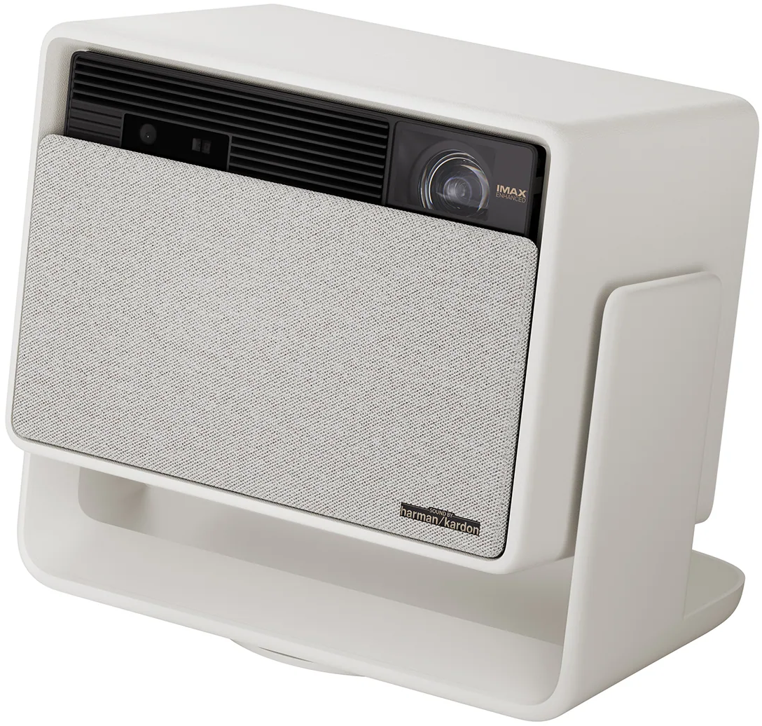 Projecteur blanc avec haut-parleur. Possède une caméra intégrée et la marque 'harman/kardon'.